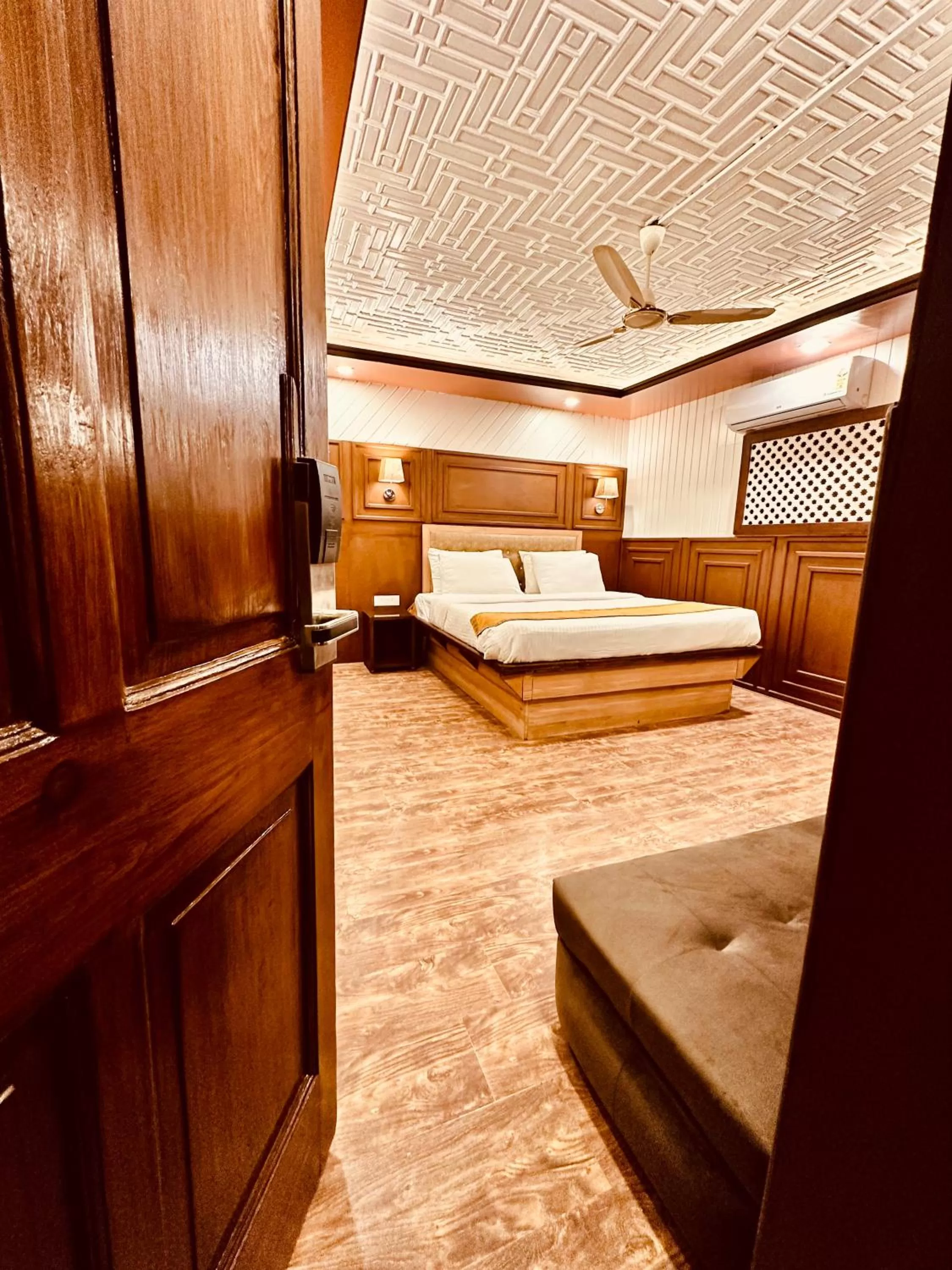 Bedroom, Bed in Walisons Hotel