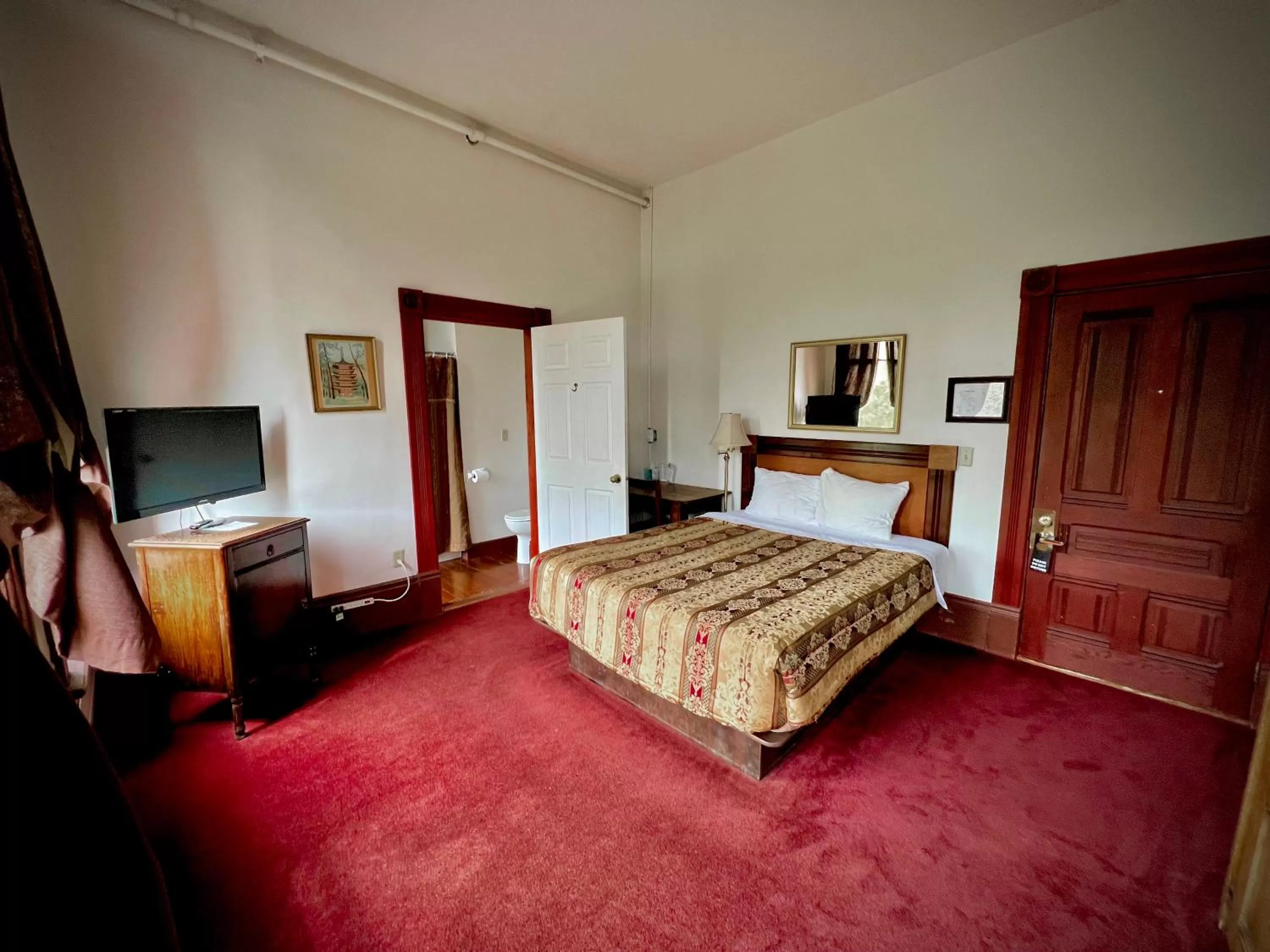 Bed in The Monarch Hotel