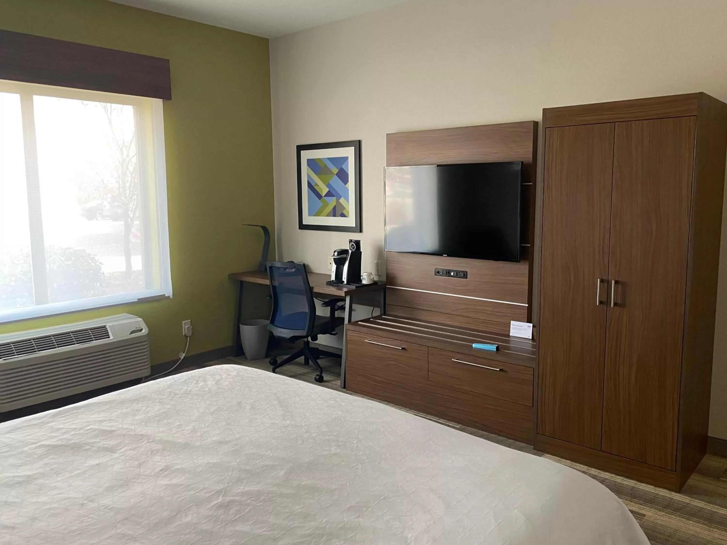 TV and multimedia, Bed in Holiday Inn Express & Suites Albuquerque Historic Old Town by IHG