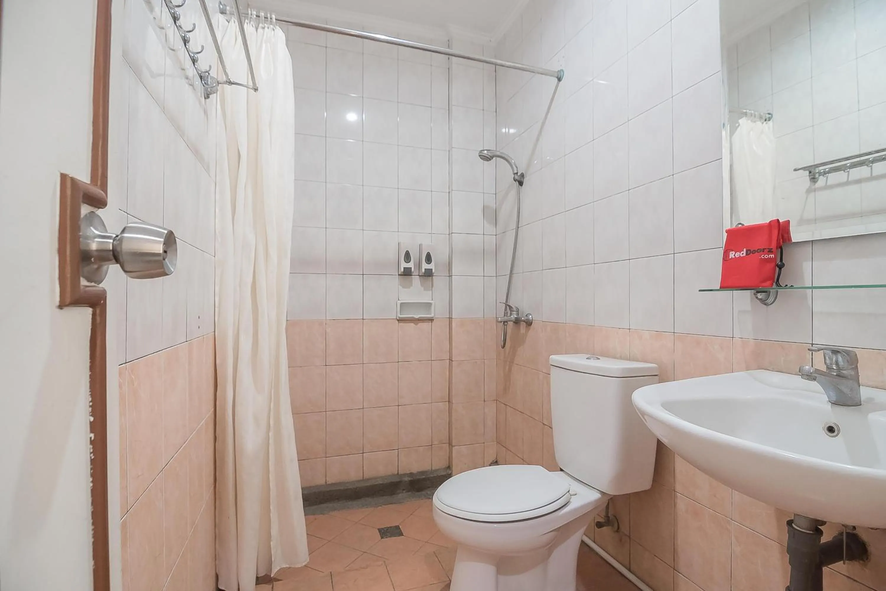 Bathroom in RedDoorz at Amellia Pasteur Bandung