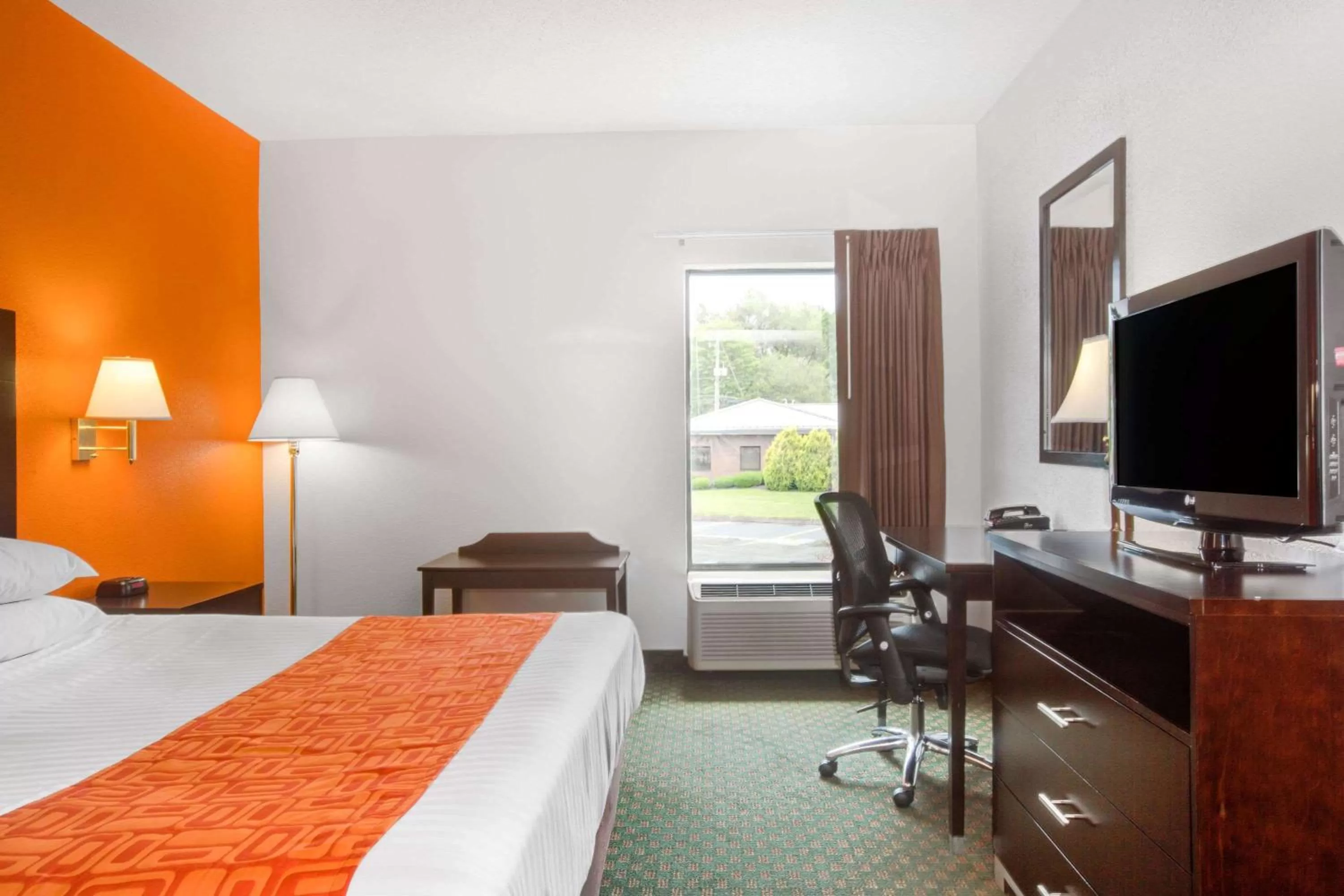 Photo of the whole room, Bed in Howard Johnson by Wyndham Beckley