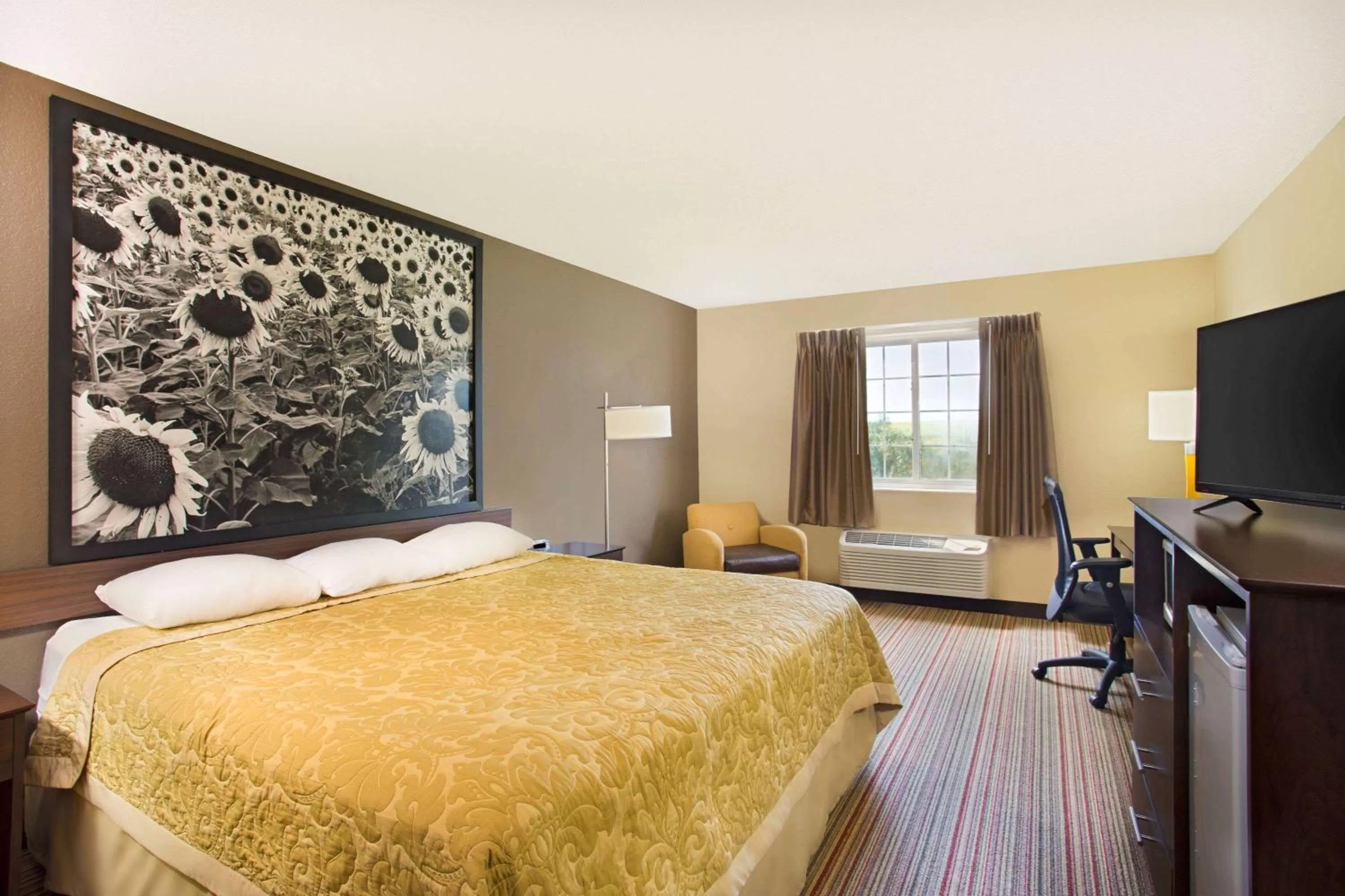 Photo of the whole room, Bed in Super 8 by Wyndham New Hampton