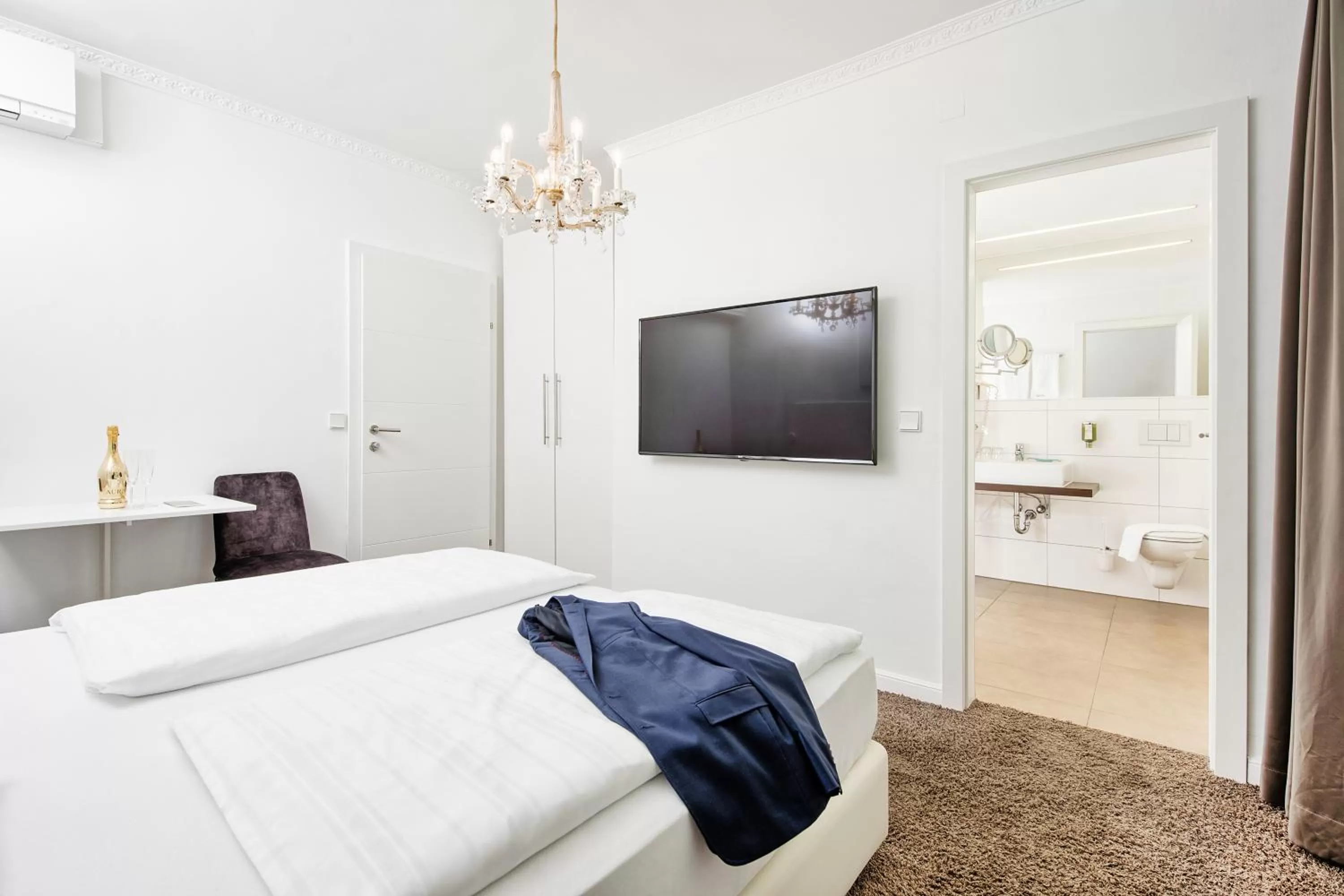 Photo of the whole room in Hotel 24 Checkin Velden