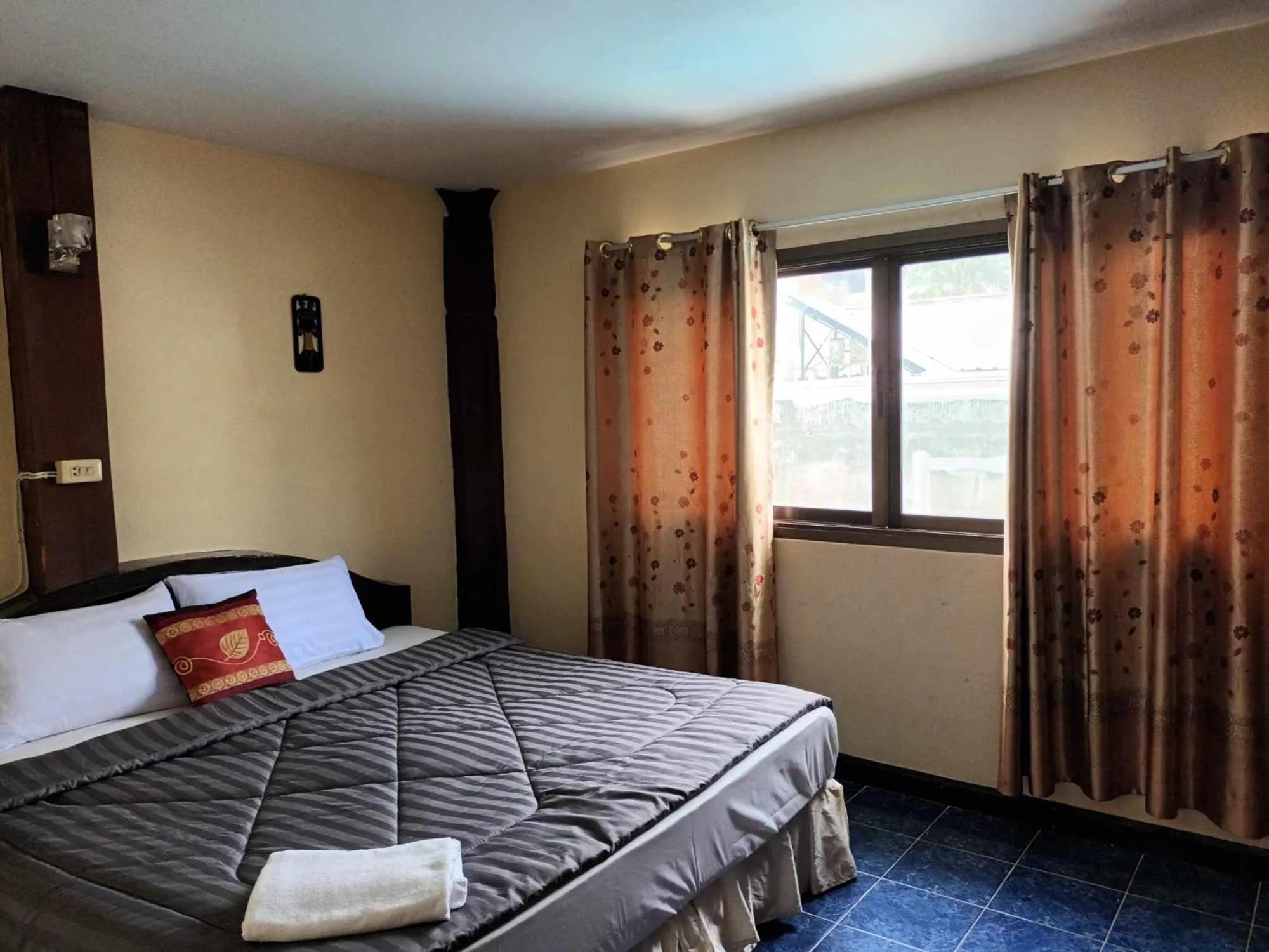 Bed in Patong Rose Guest House 50m to Beach