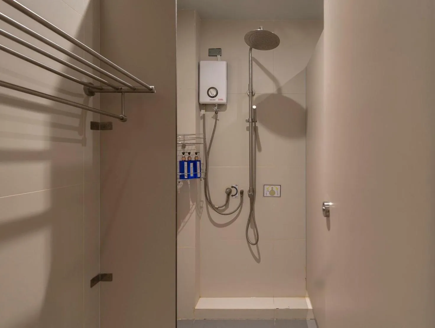 Kinnon Deluxe Hostel Coworking Cafe