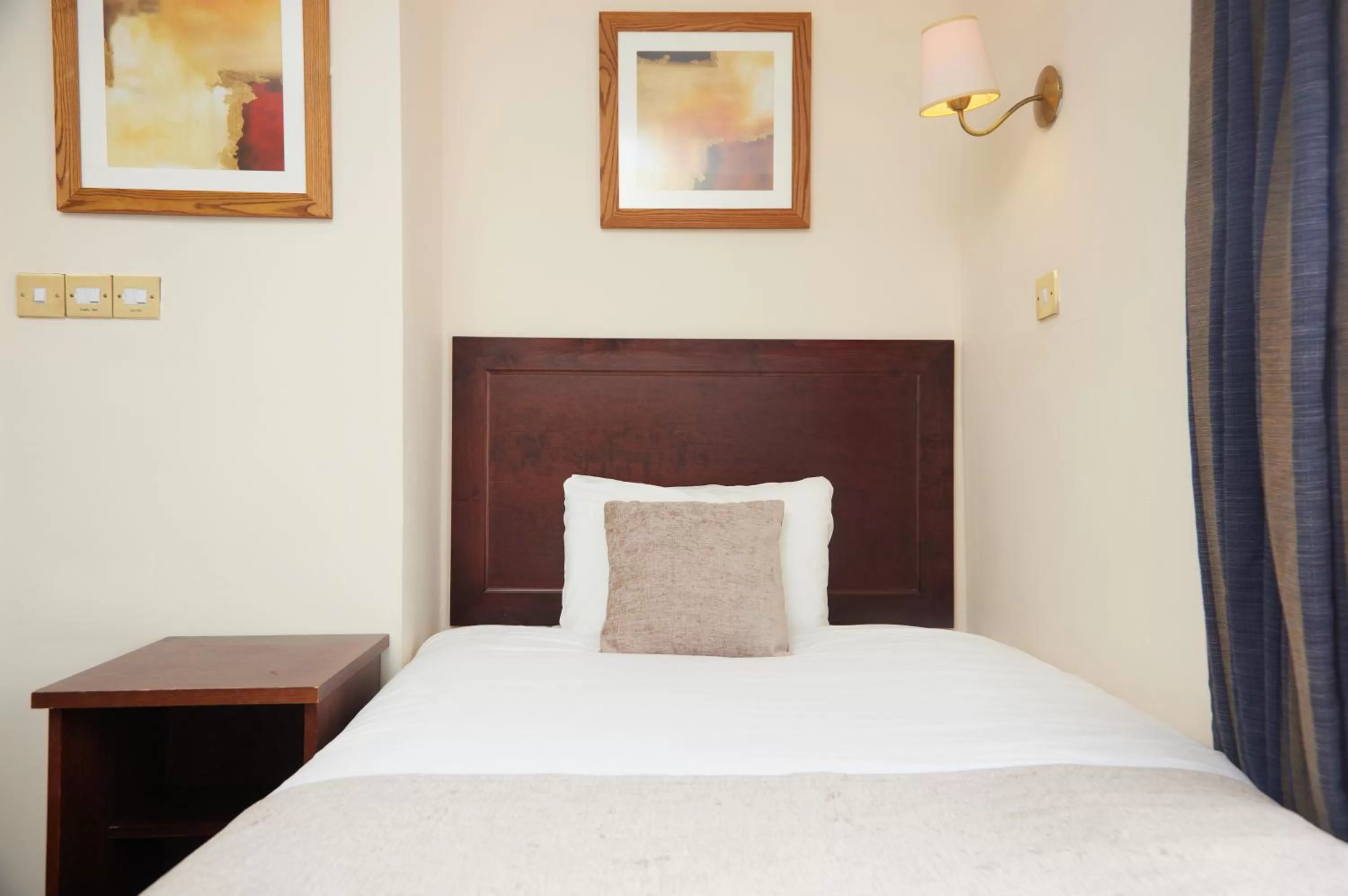 Bed in The Bell Hotel Woburn By Greene King Inns