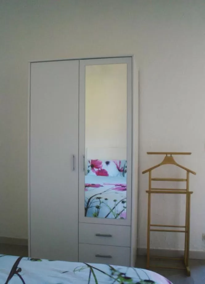 wardrobe, Bed in Bnb Castellane