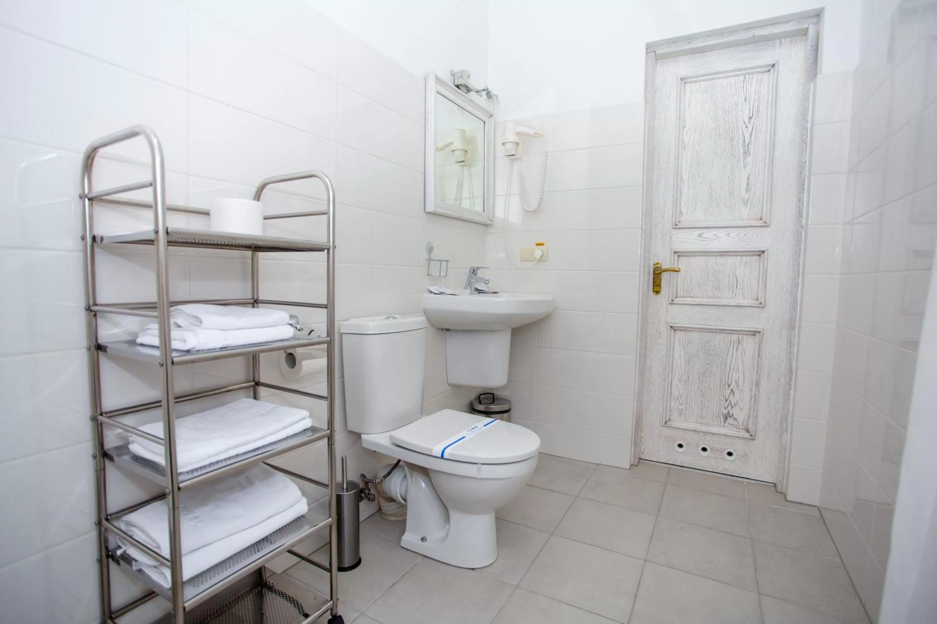 Shower in Gold Georg Palace Hotel