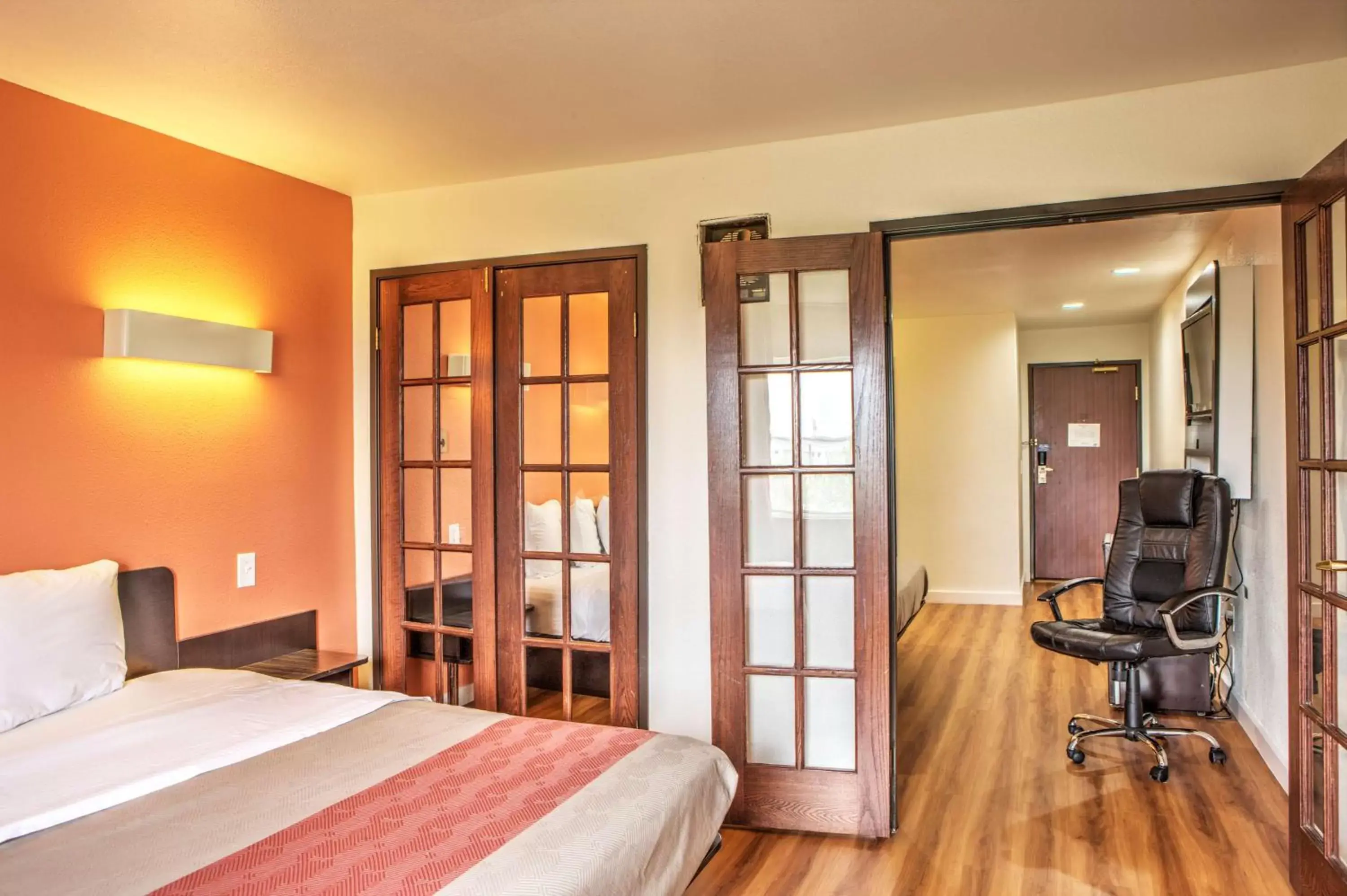 Deluxe Queen Suite - Smoking in Motel 6-Dallas, TX - Northwest Deluxe Queen Suite - Smoking in Motel 6-Dallas, TX - Northwest