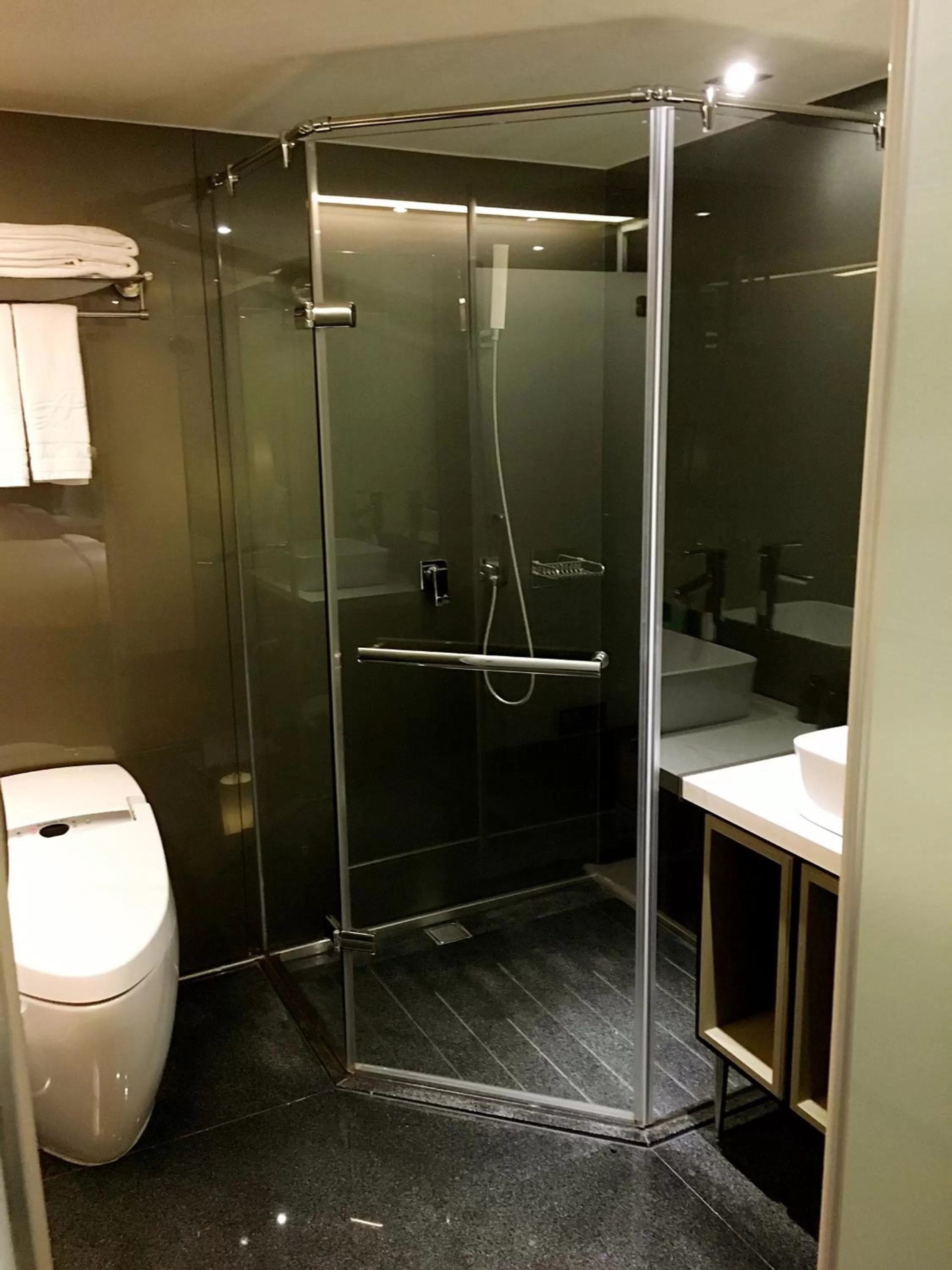 Shower in Amici hotel Six Star Hostel