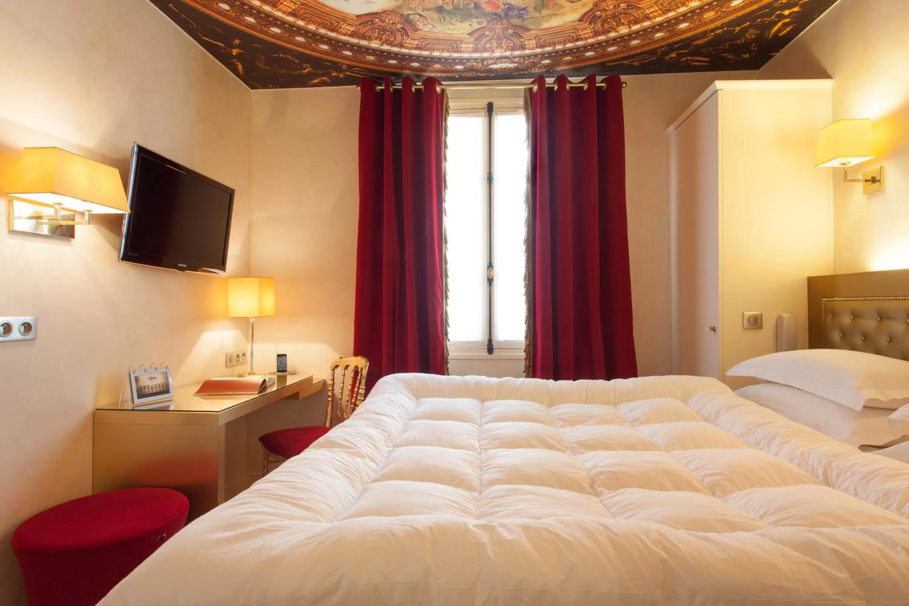 TV and multimedia, Bed in Petit Madeleine Hôtel