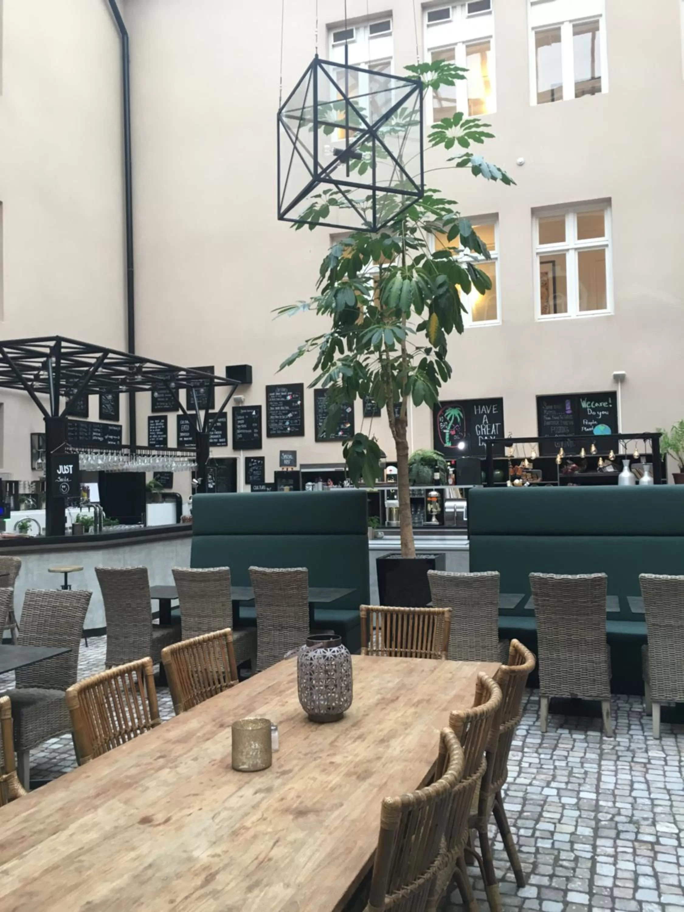 Restaurant/places to eat in Home Hotel Victoria