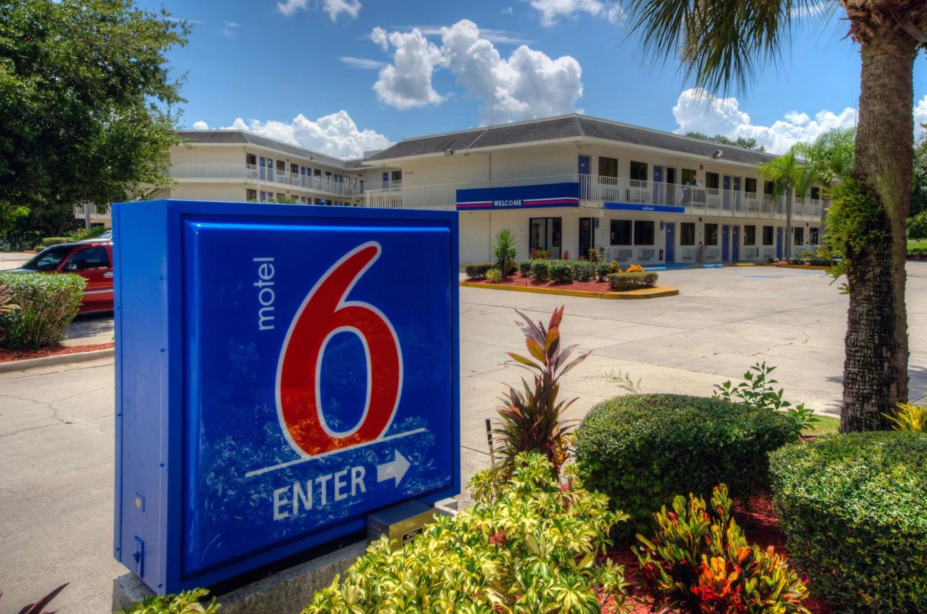 Property building in Motel 6-Bradenton, FL