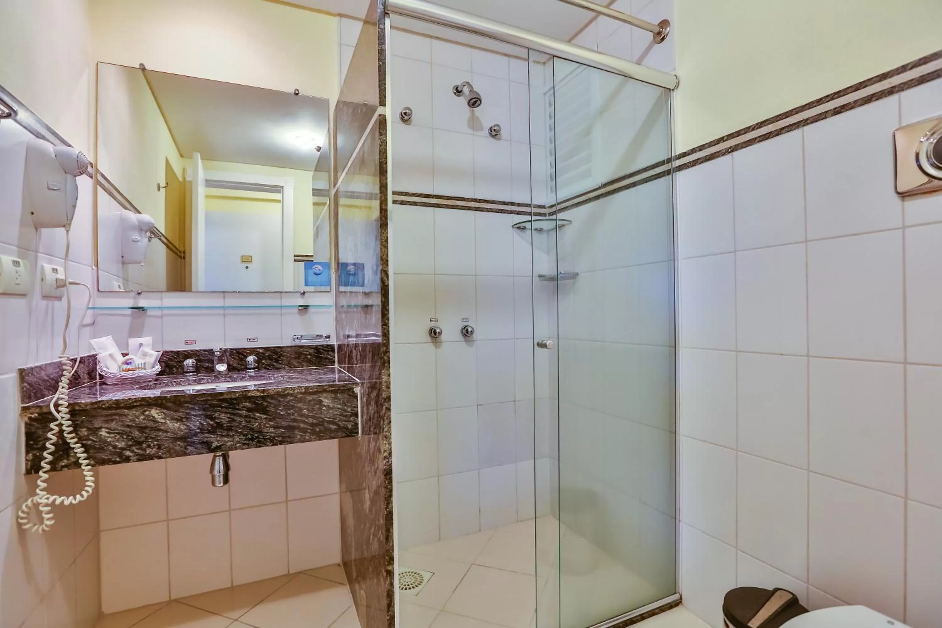 Bathroom in Dubai Macaé by Atlântica