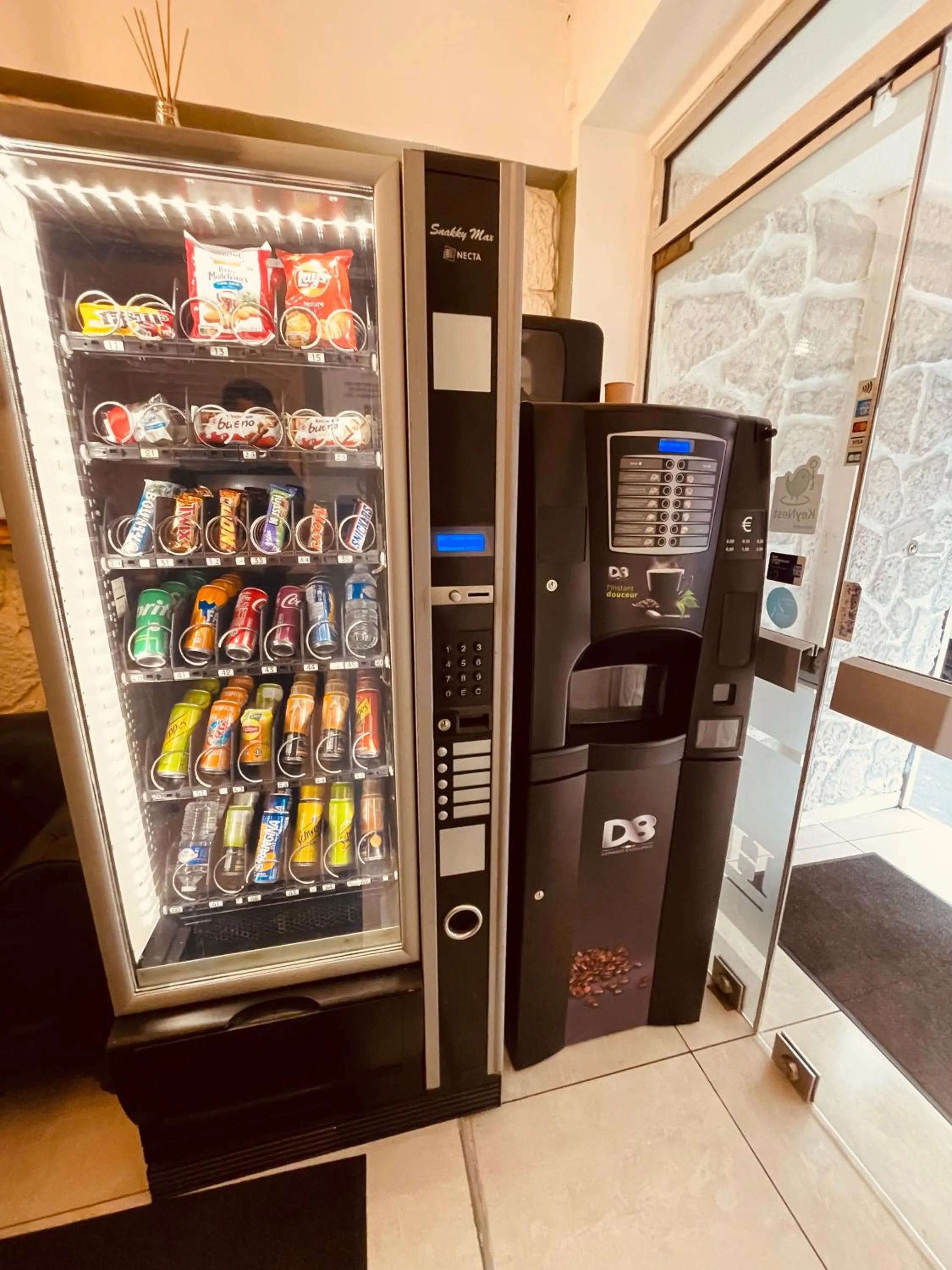 Food and drinks in Jeff Hotel