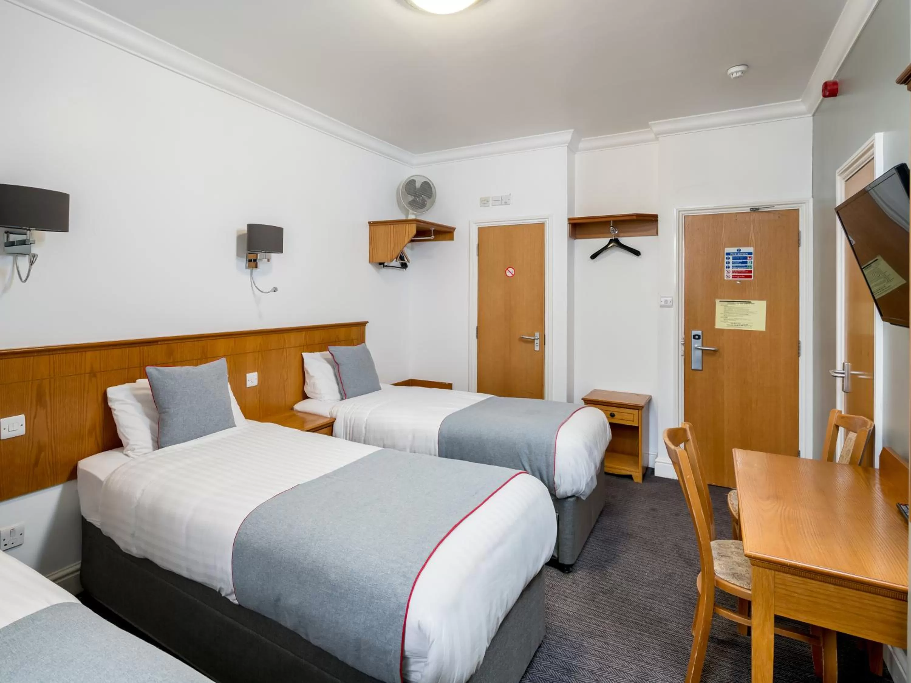 Photo of the whole room, Bed in OYO Townhouse New England, London Victoria