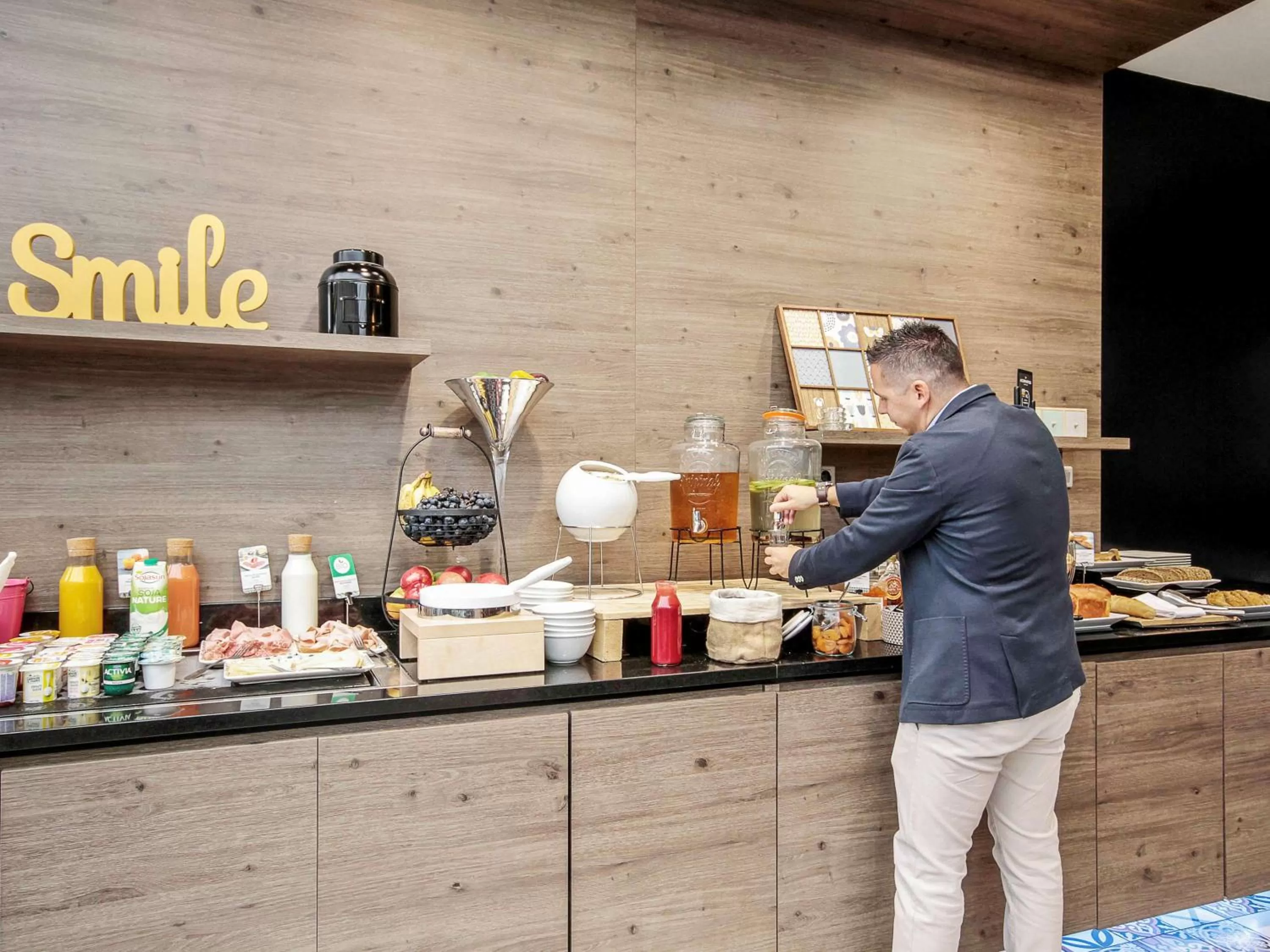 Restaurant/places to eat in Mercure Paris Val de Fontenay