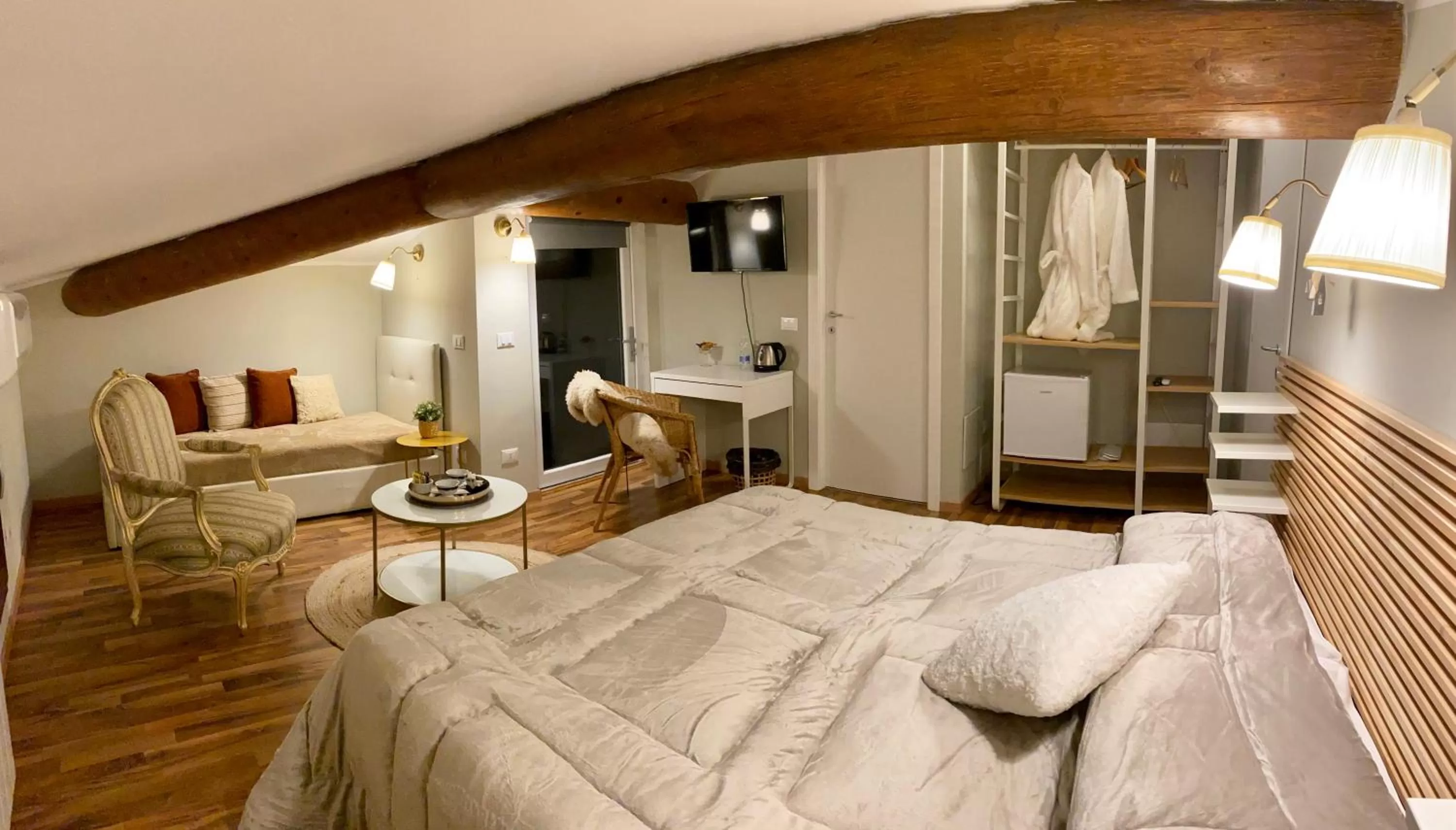 Photo of the whole room in La Casa Di Campagna Sul Garda