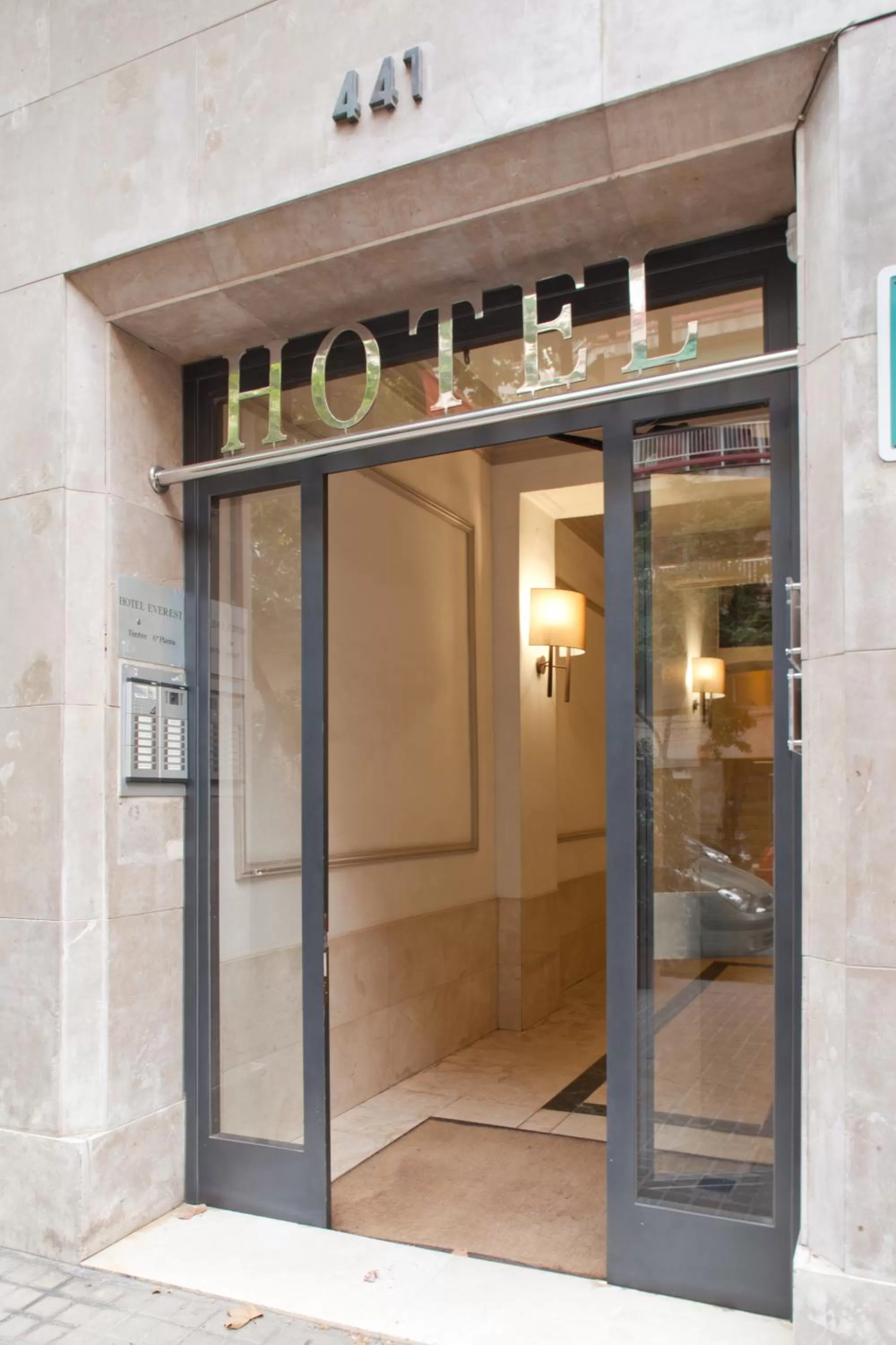 Facade/entrance in Hotel Everest