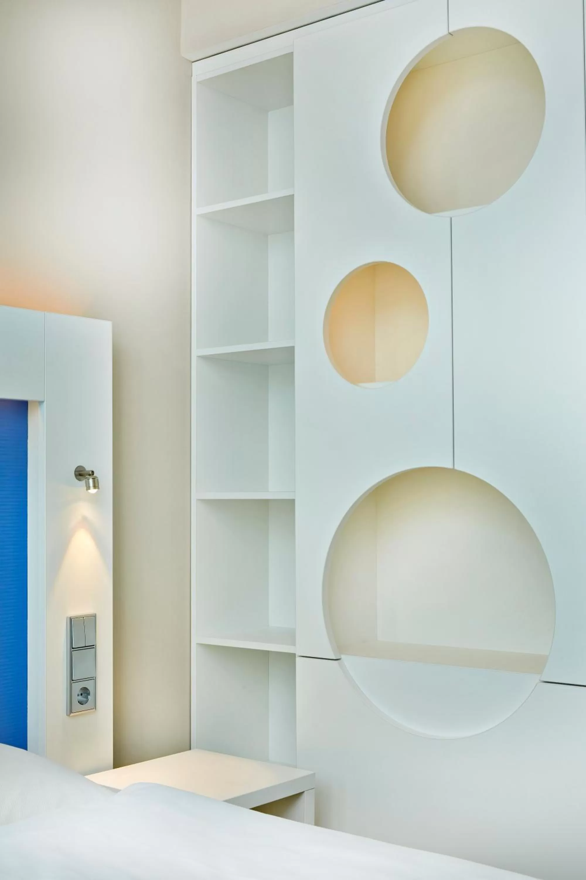 Decorative detail, Bed in H2 Hotel München Messe