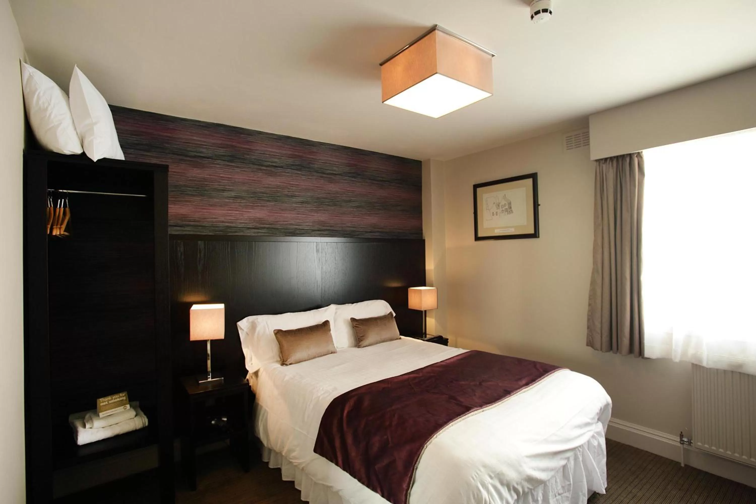 Bedroom, Bed in The King's Highway Wetherspoon