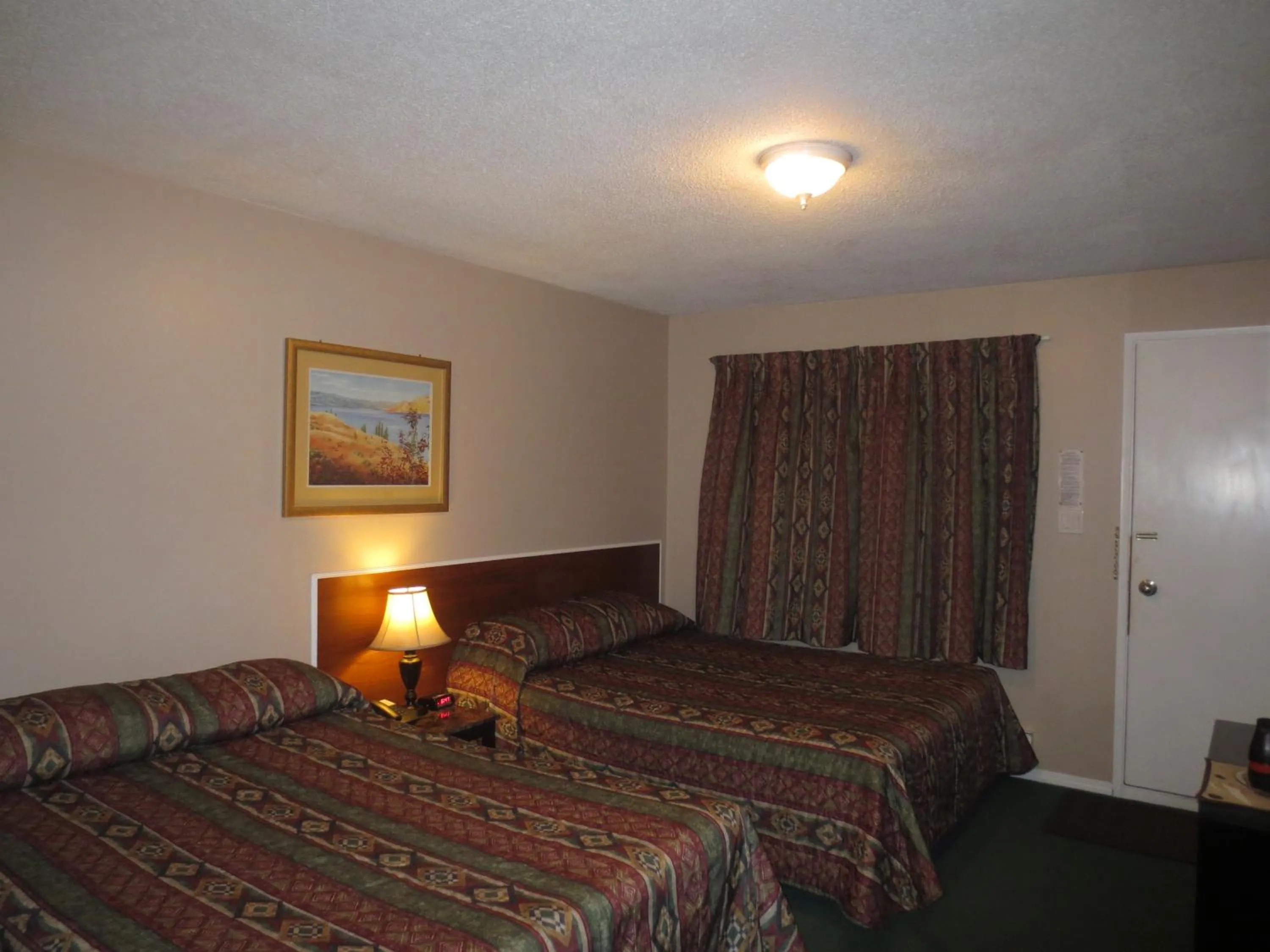 Bedroom, Bed in Overlander Motel
