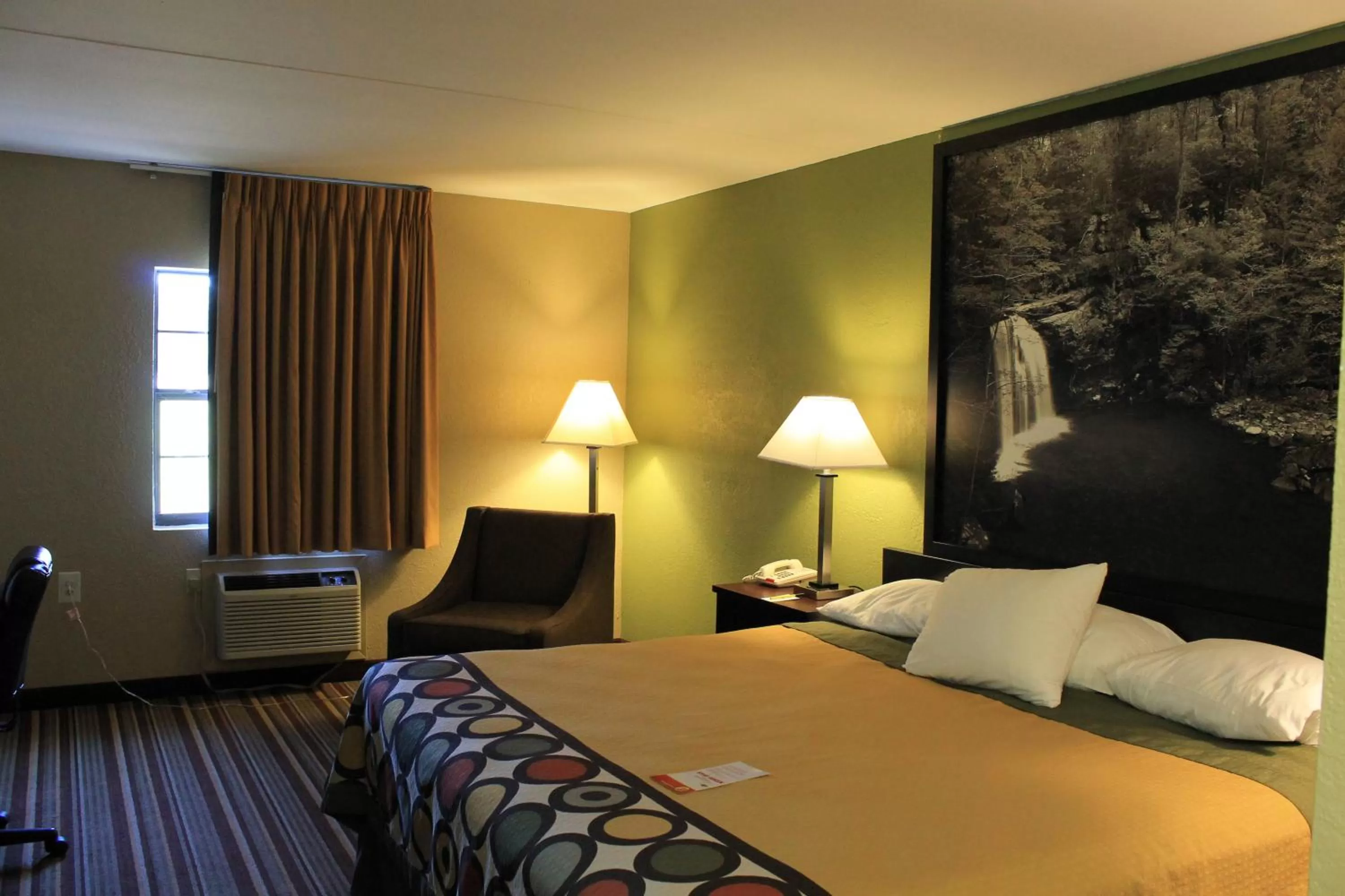 Bedroom, Bed in Super 8 by Wyndham Morrilton