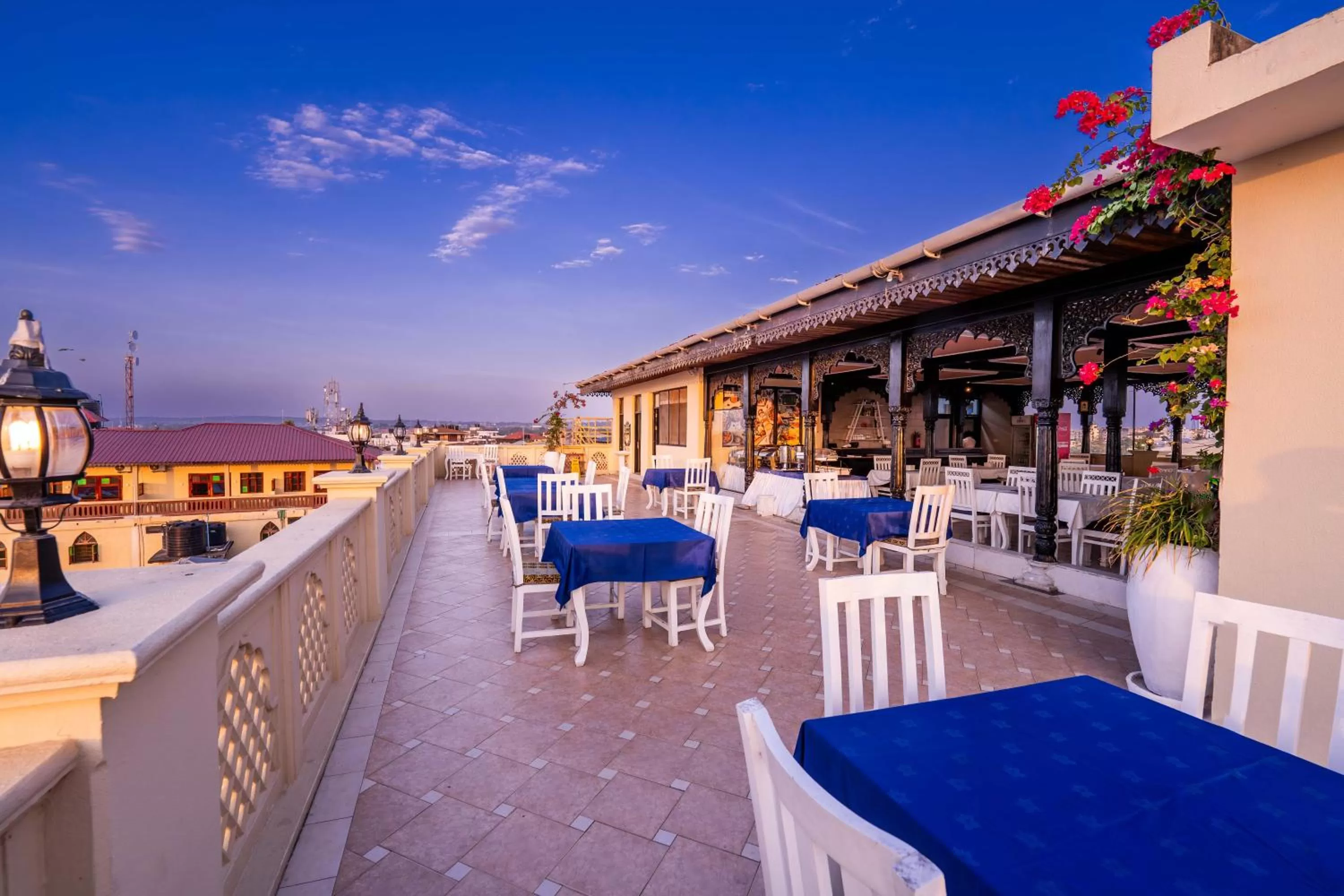 Restaurant/places to eat in Golden Tulip Stone Town Boutique