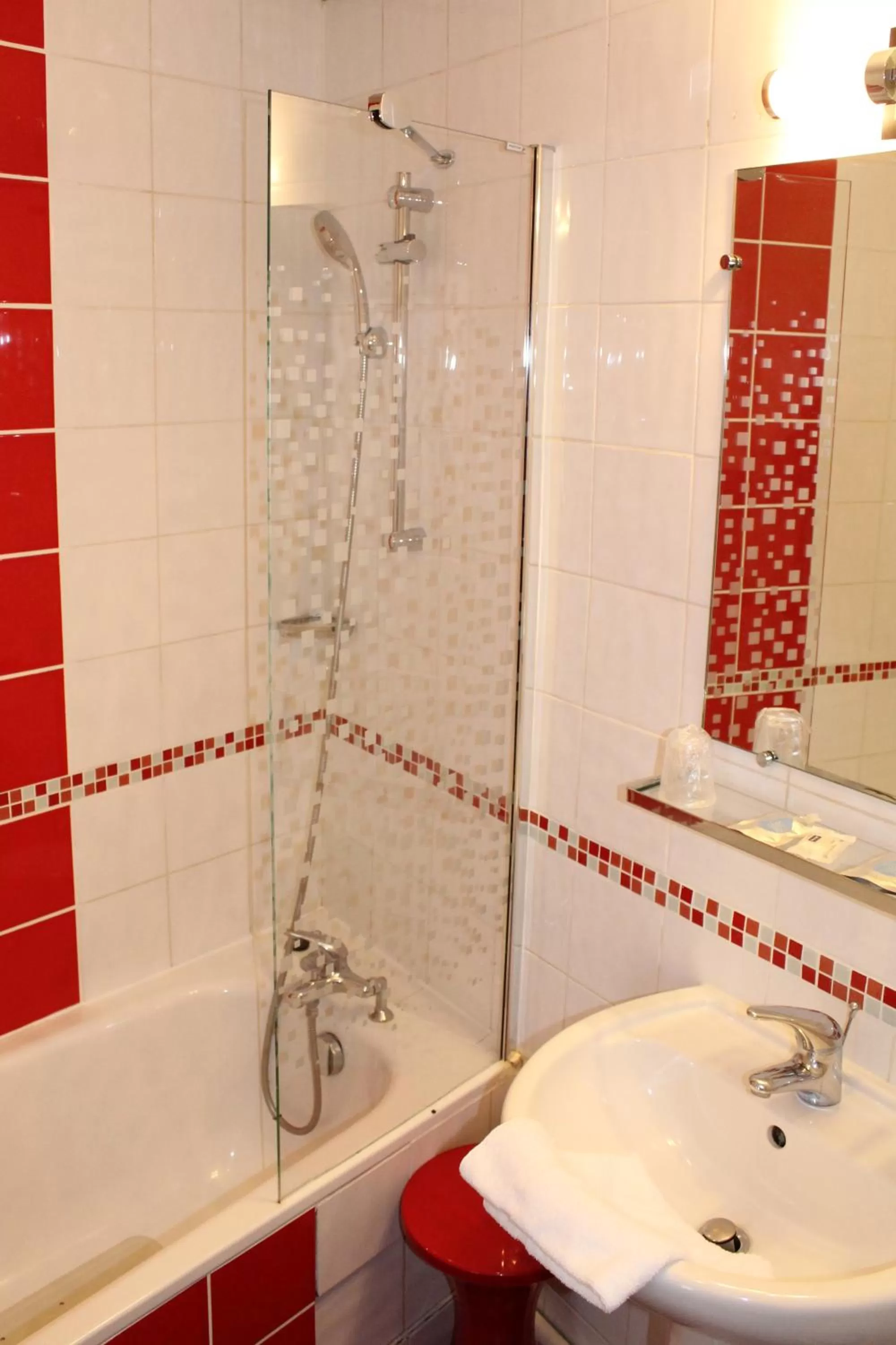 Bathroom in Kyriad Hotel XIII Italie Gobelins