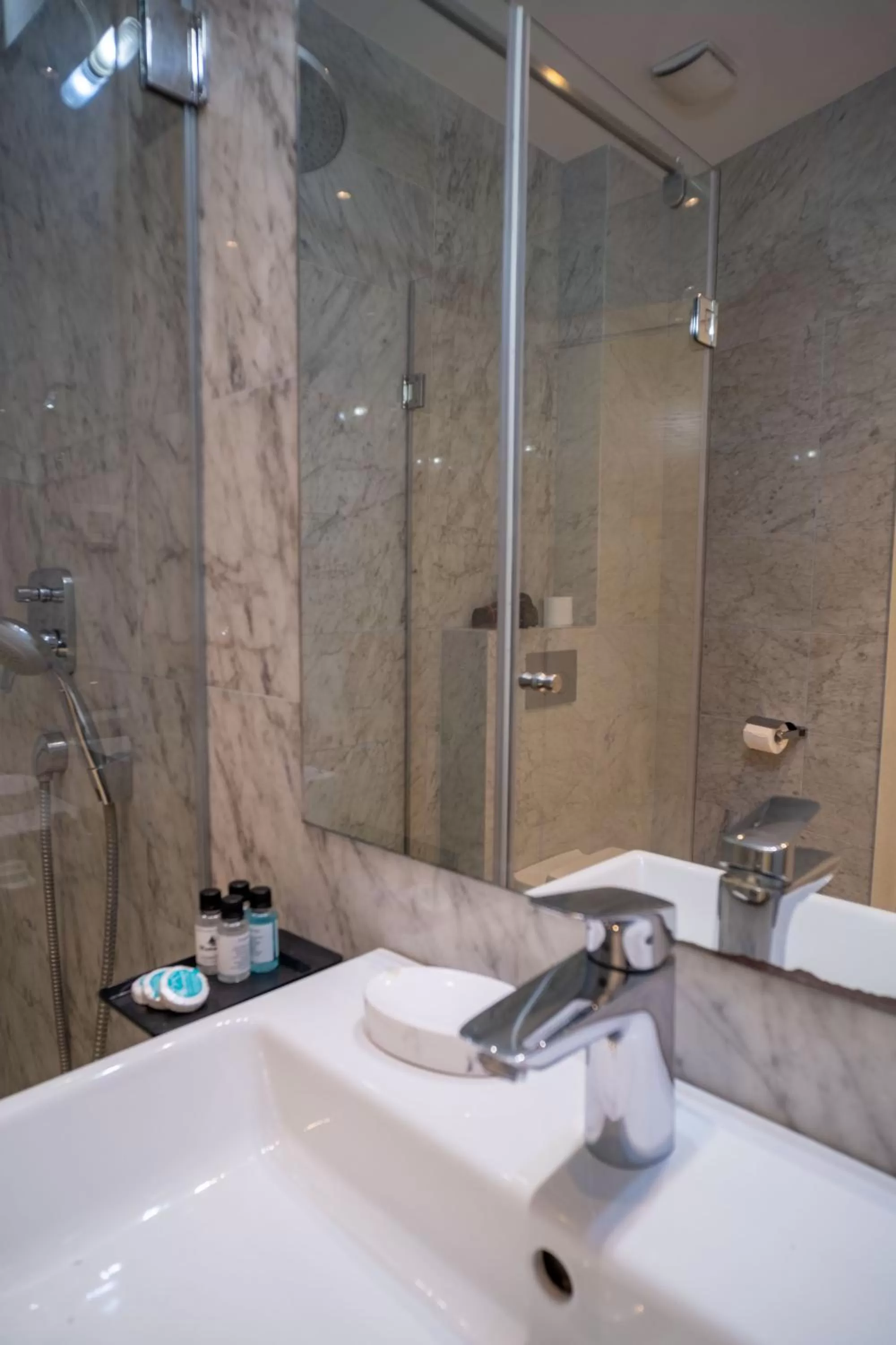 Bathroom in Hotel Atina