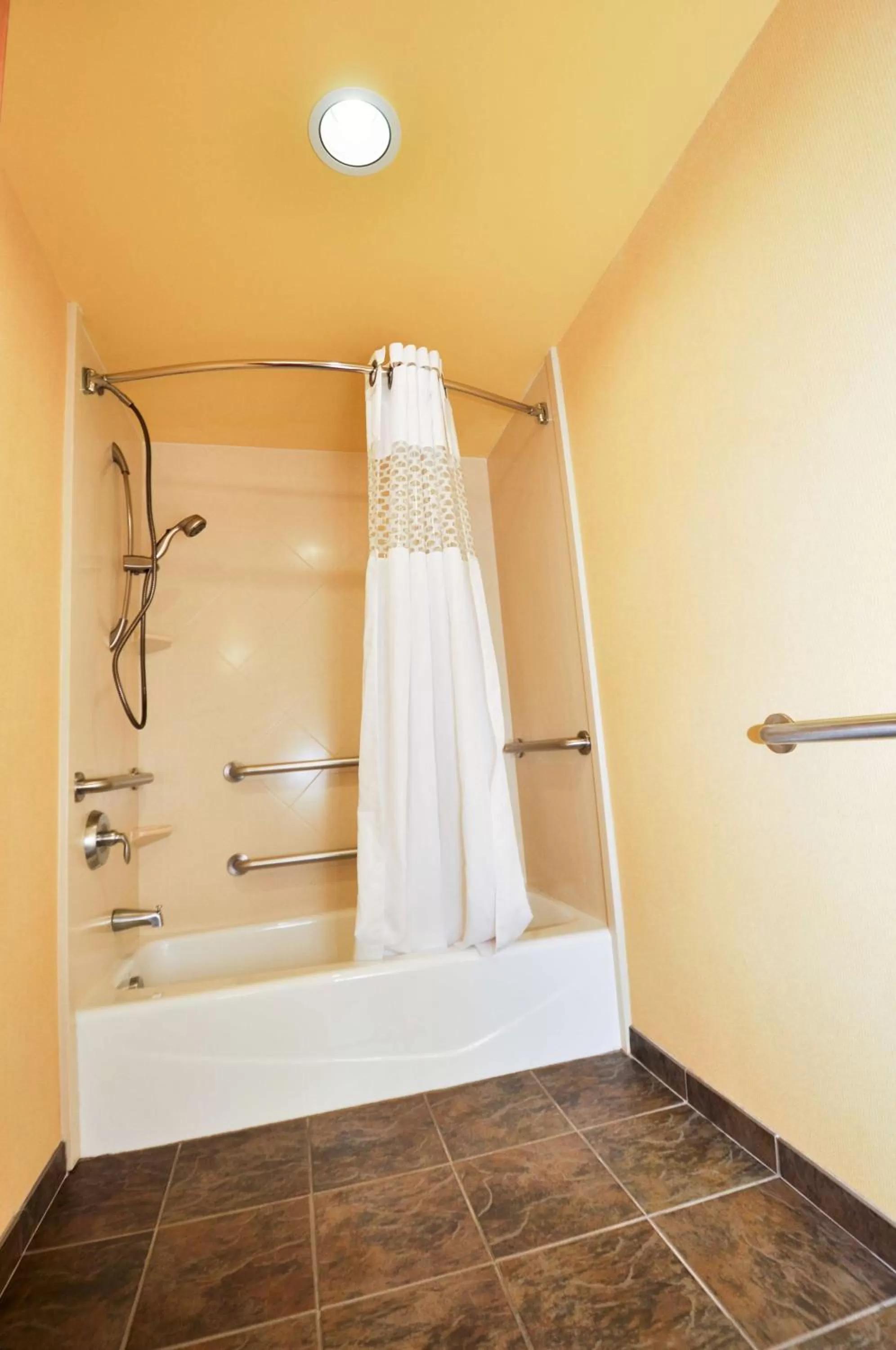 King Room with Tub - Mobility/Hearing Accessible in Hampton Inn & Suites Louisville East