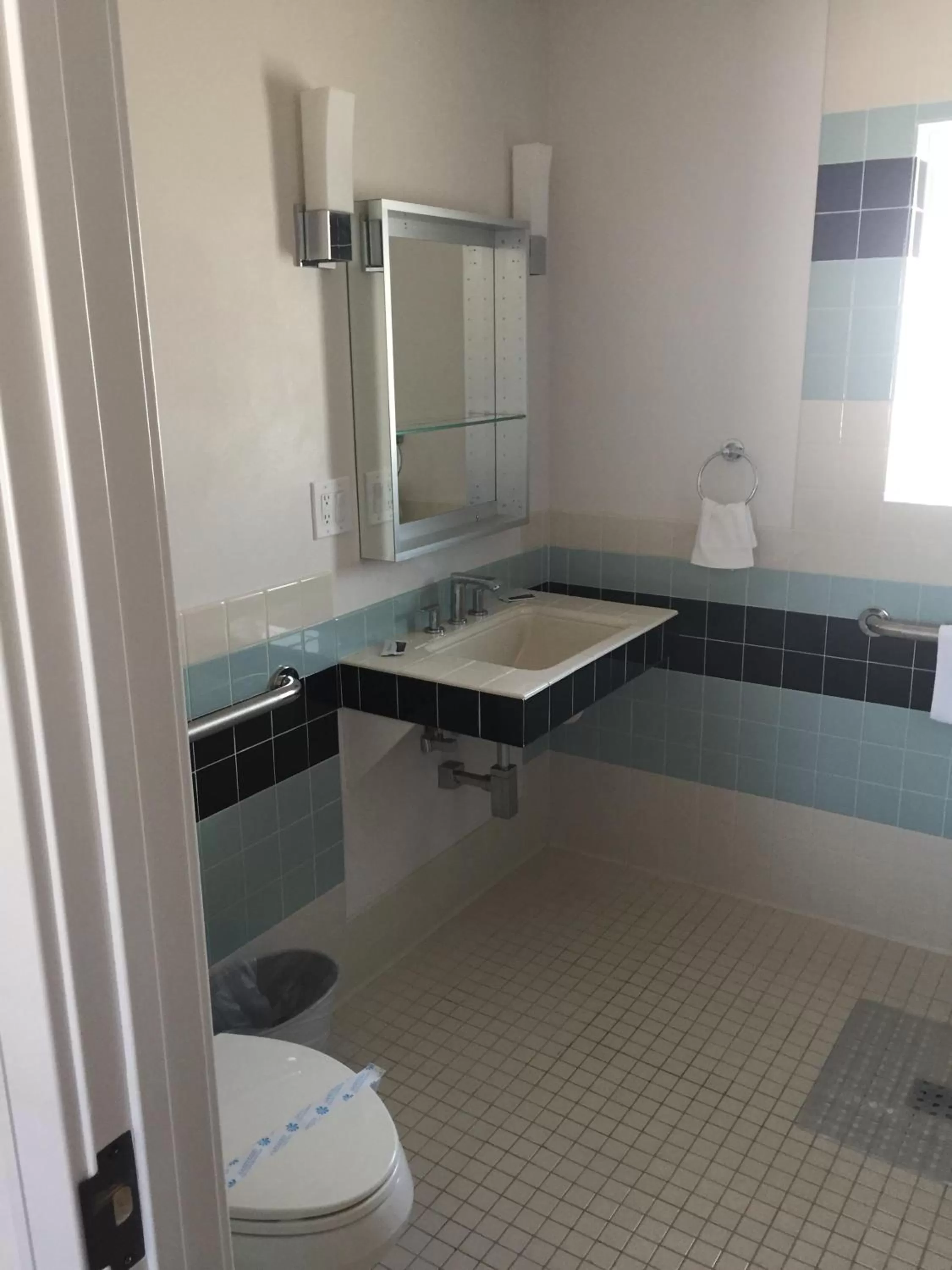 Shower in El Rancho Motel