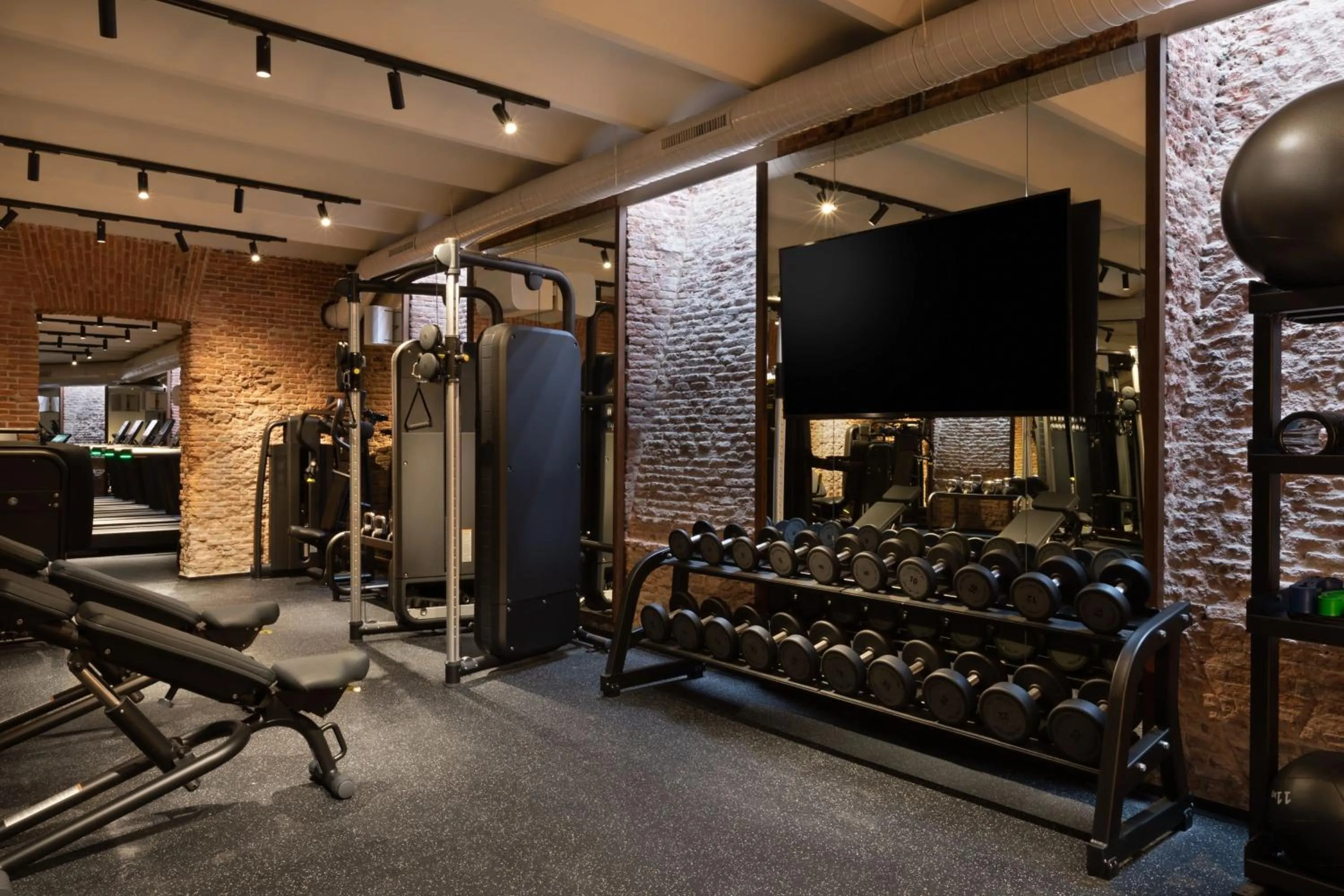 Fitness centre/facilities in JW Marriott Hotel Madrid