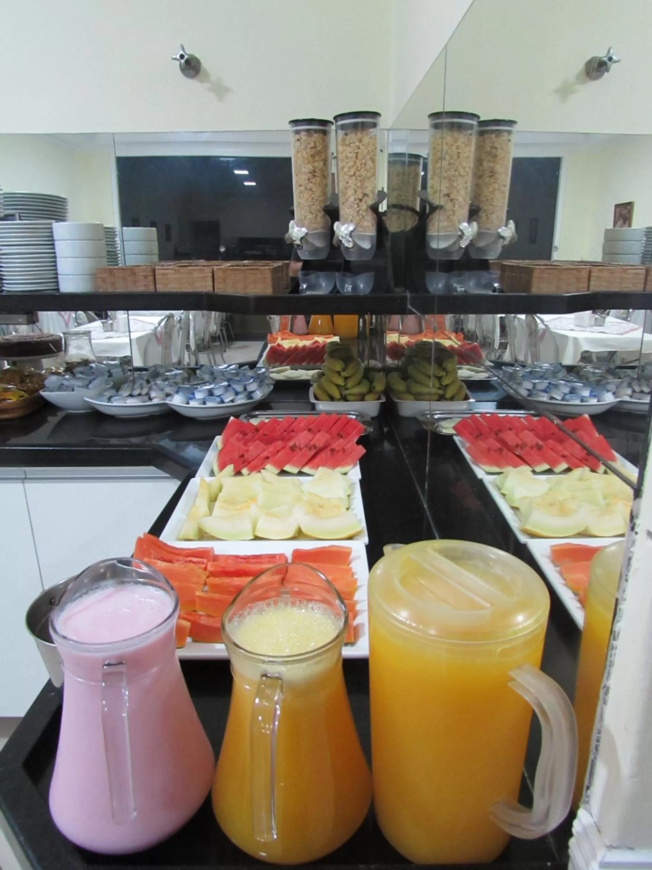 Hotel Monteneve a 2 minutos do Bom Retiro, a 8 minutos da 25 de Março a 100 metros da estação de trem para Aeroporto Internacional de Guarulhos