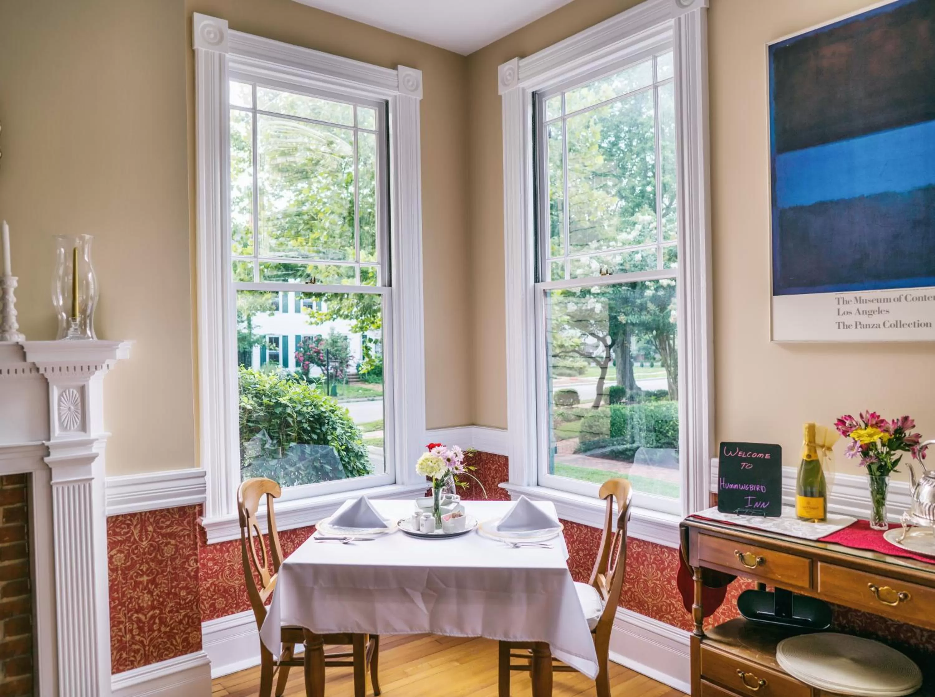 Dining area in Hummingbird Inn