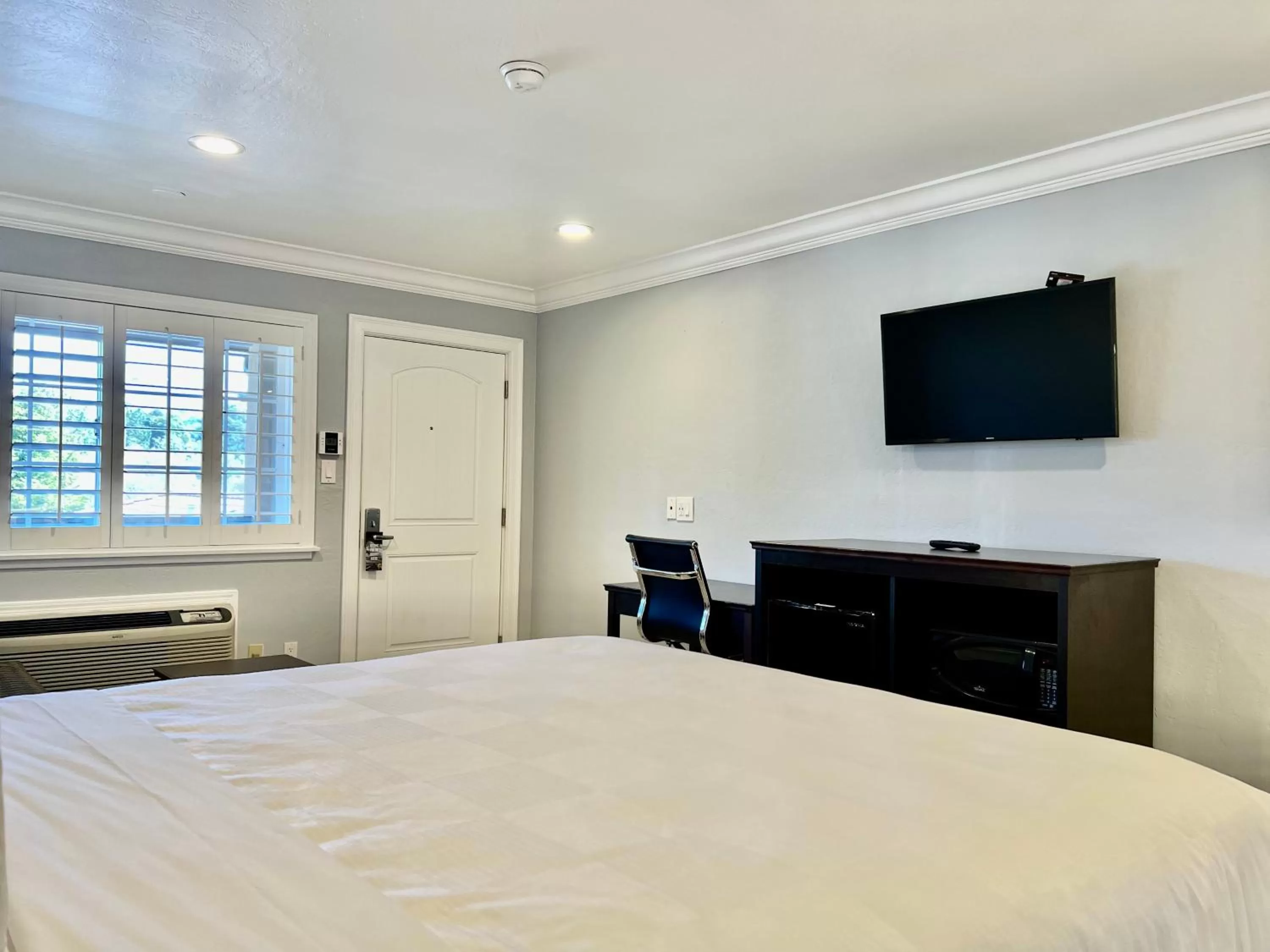 Photo of the whole room, Bed in Aura Inn Monterey