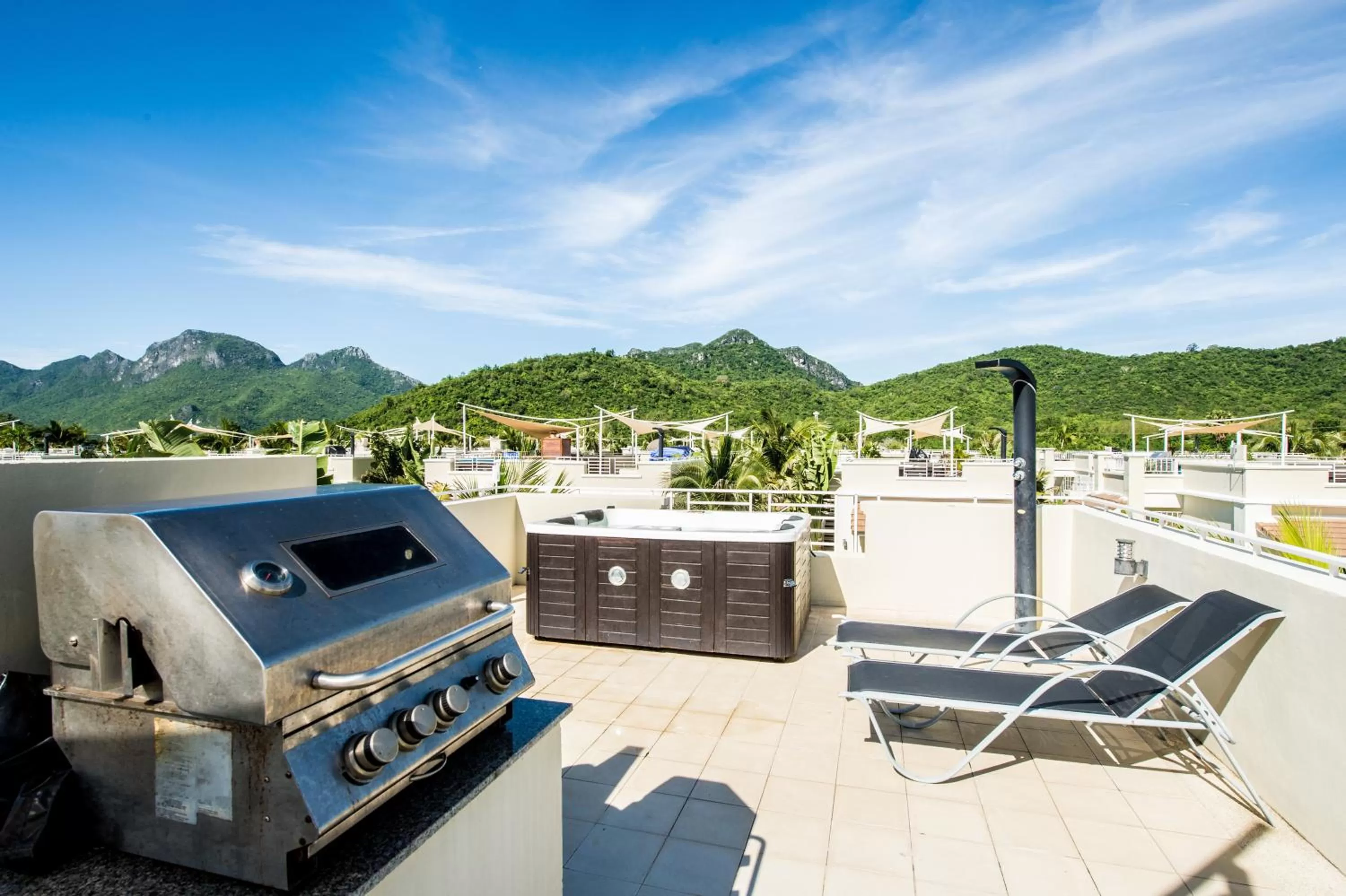 Day in Oriental Beach Pearl Resort