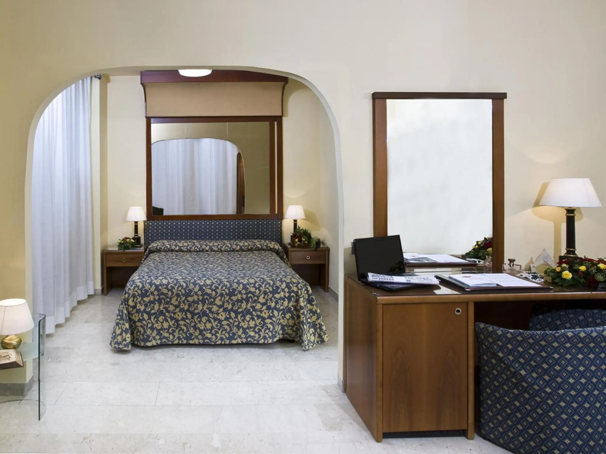 Photo of the whole room, Bed in Hotel Savoy