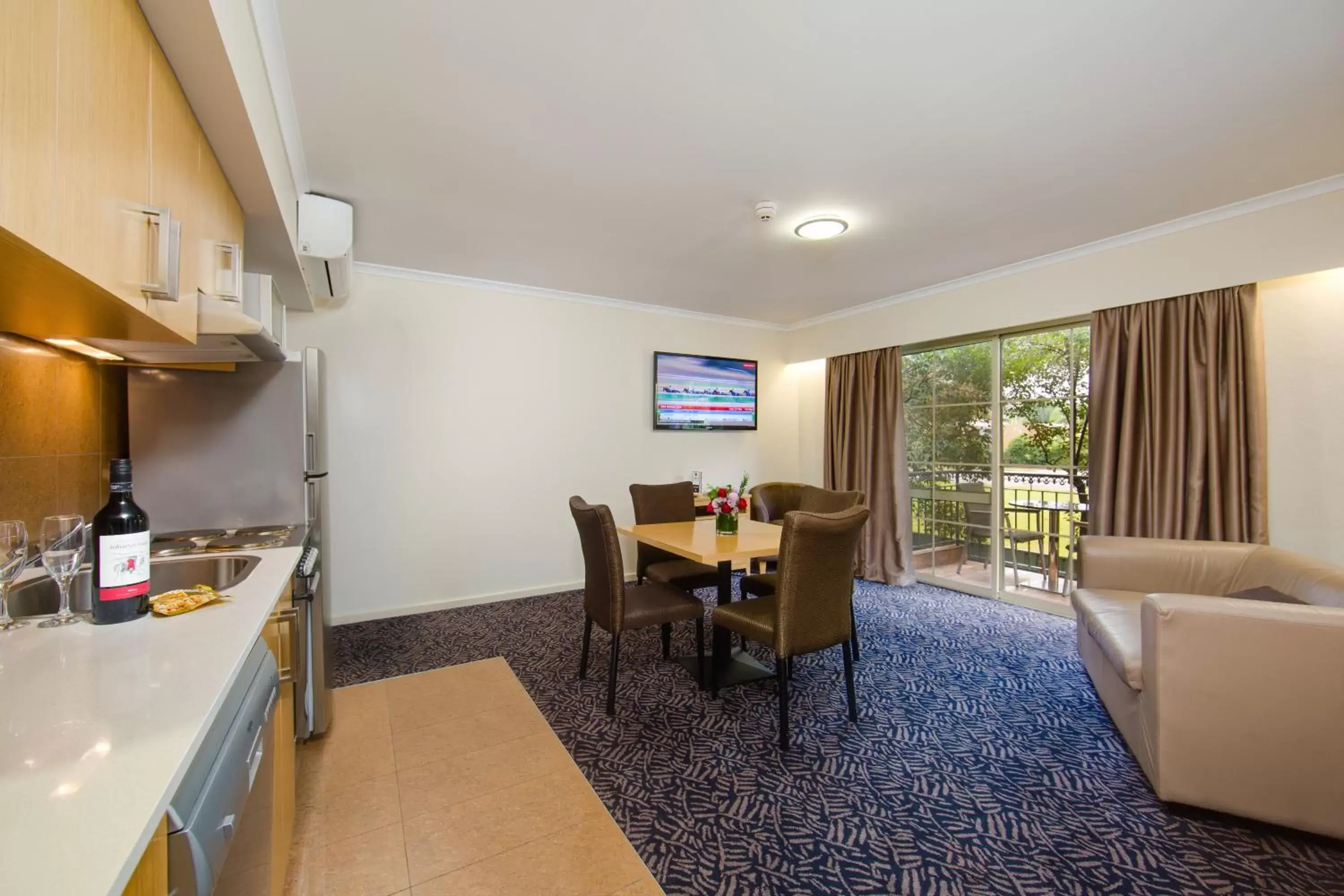 Two Bedroom Apartment with King, Queen, full kitchen - single occupancy in Best Western Plus Hovell Tree Inn Two Bedroom Apartment with King, Queen, full kitchen - single occupancy in Best Western Plus Hovell Tree Inn