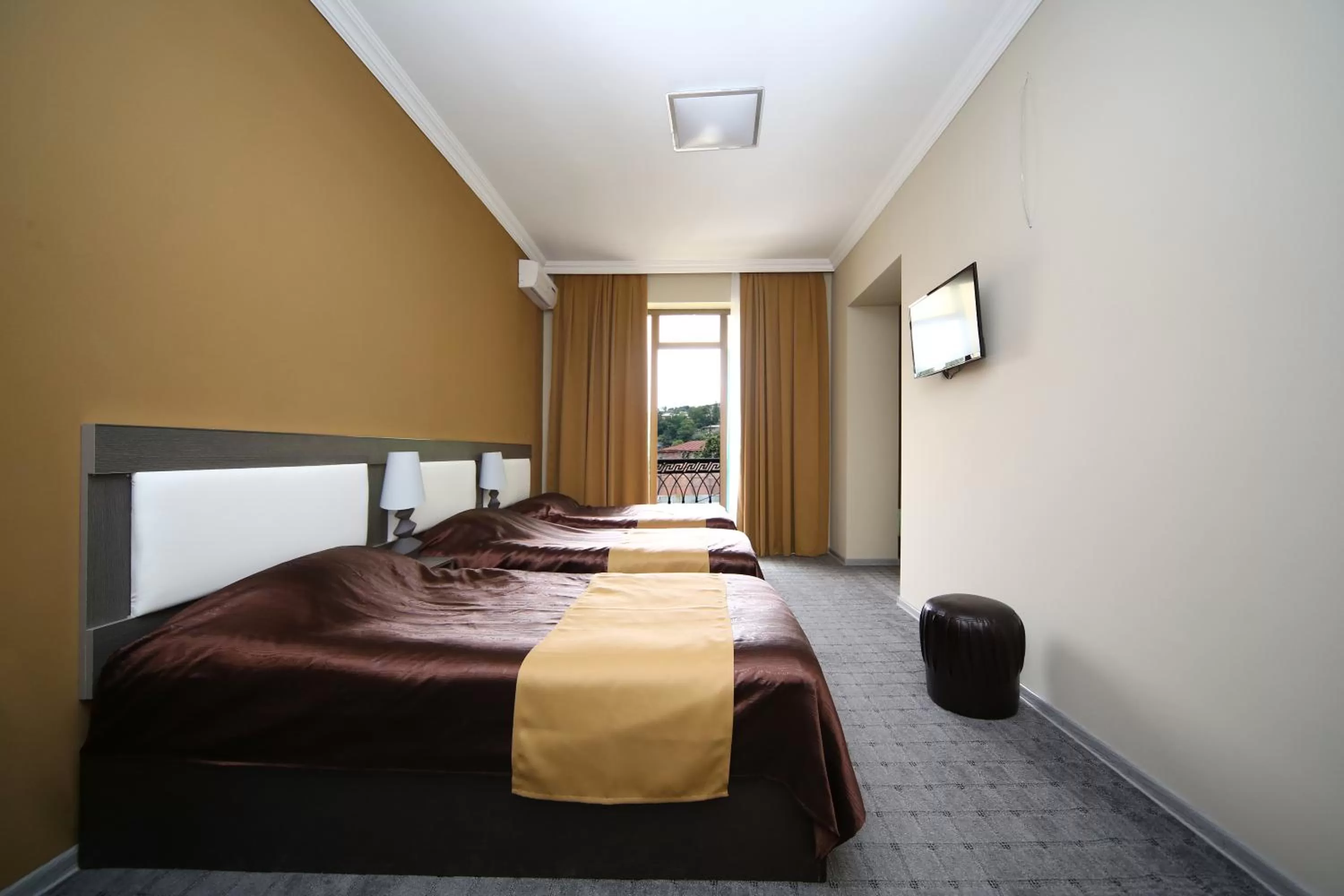 Photo of the whole room in Discovery Hotel