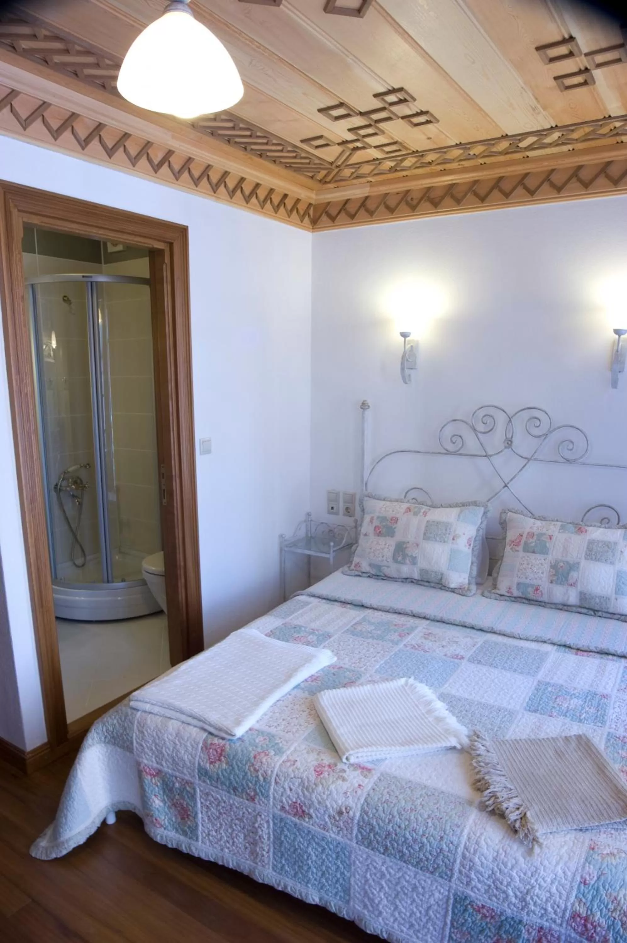 Shower, Bed in Hotel Des Etrangers - Special Category