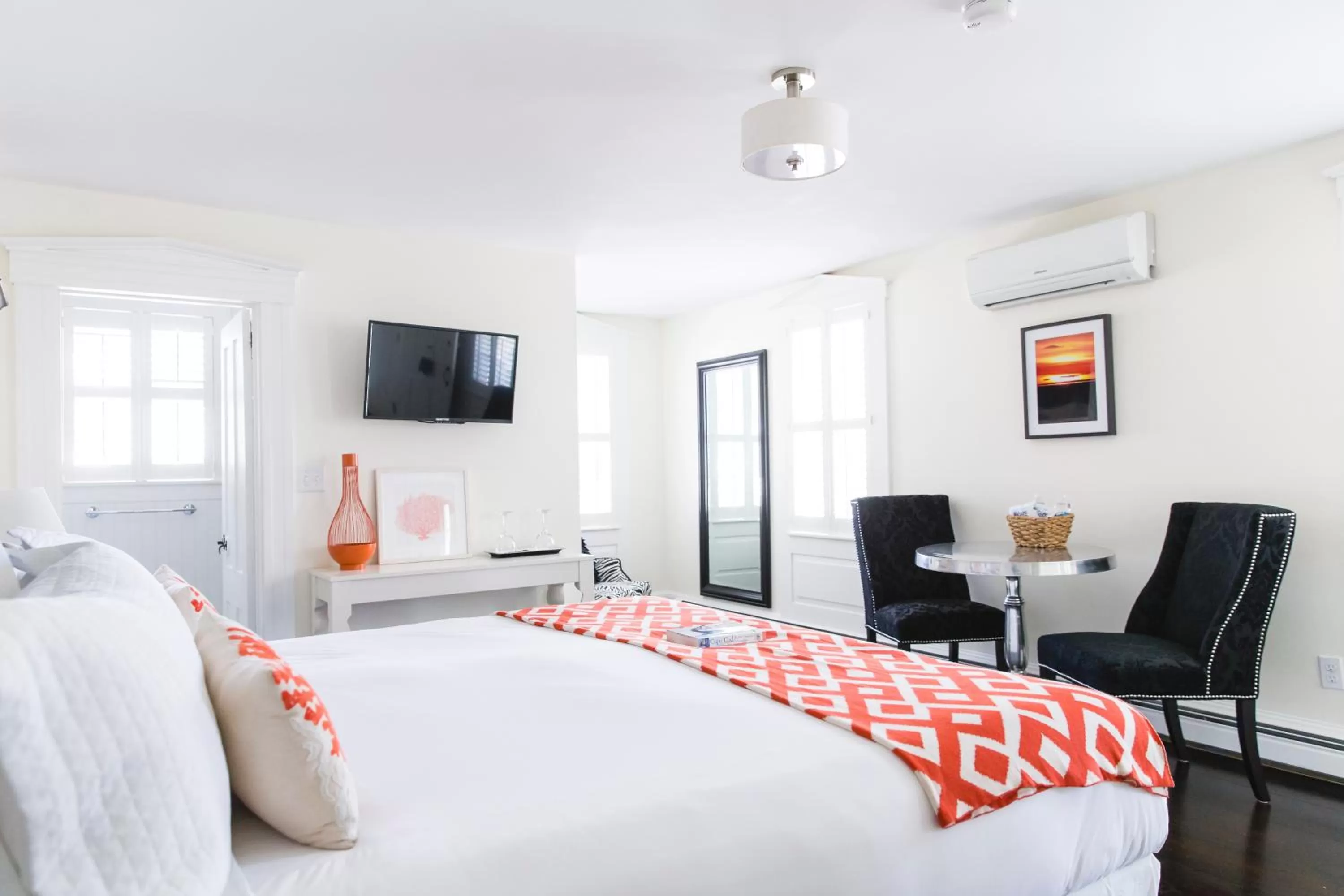 TV and multimedia, Bed in The Platinum Pebble Boutique Inn - Adults Only Property