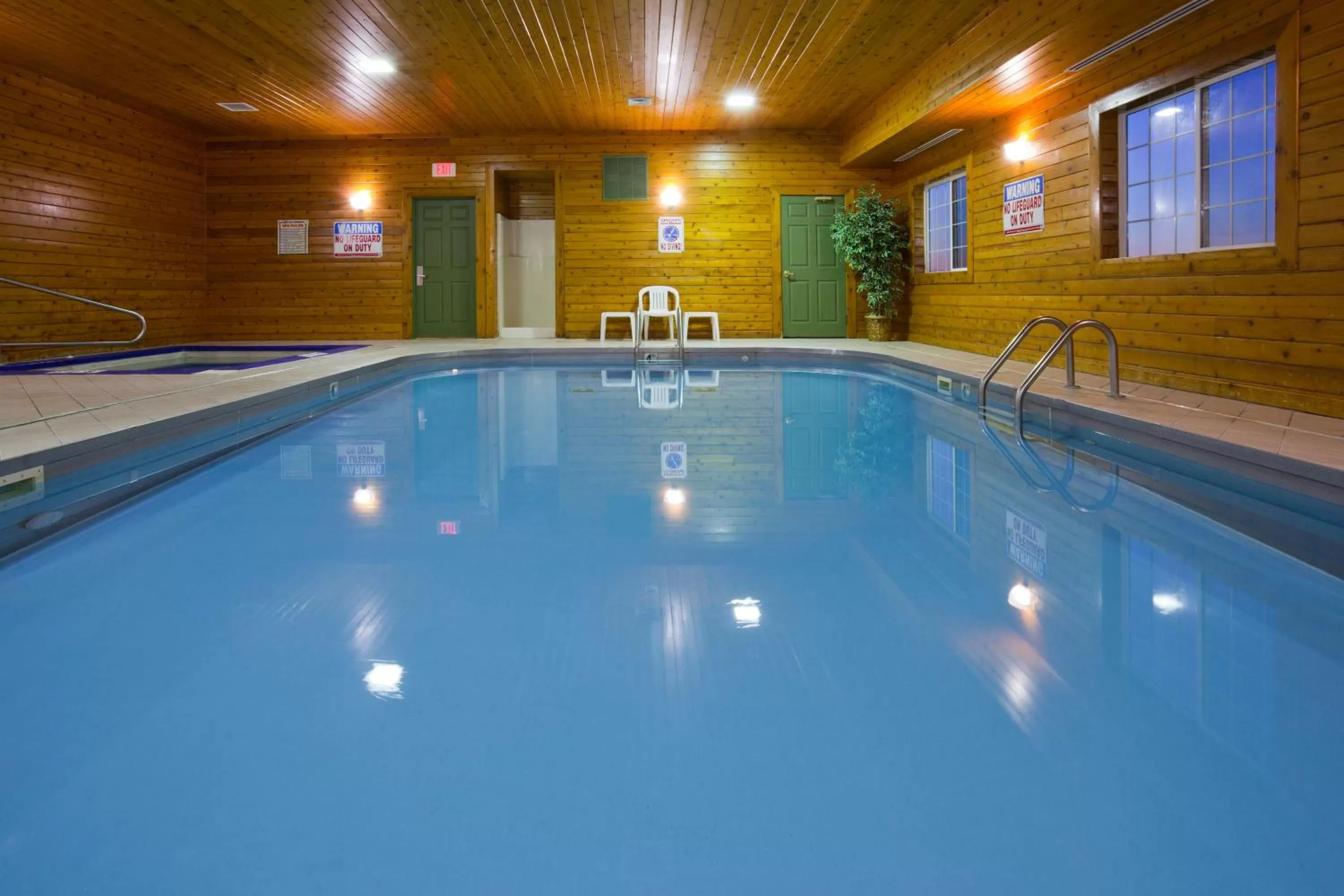 Swimming pool in Country Inn & Suites by Radisson, Watertown, SD