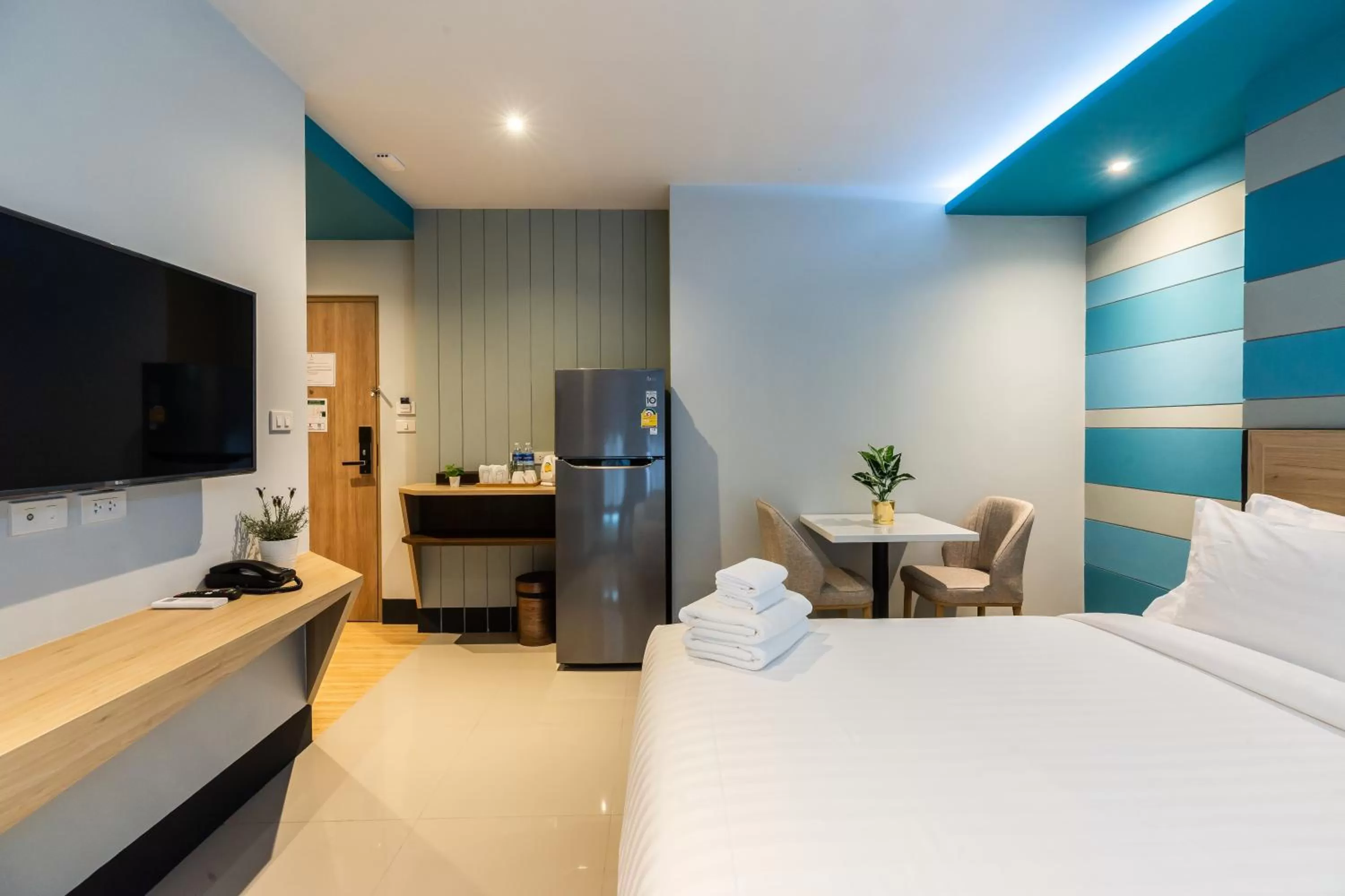 Communal lounge/ TV room, Bed in Hi Sotel Victory Monument