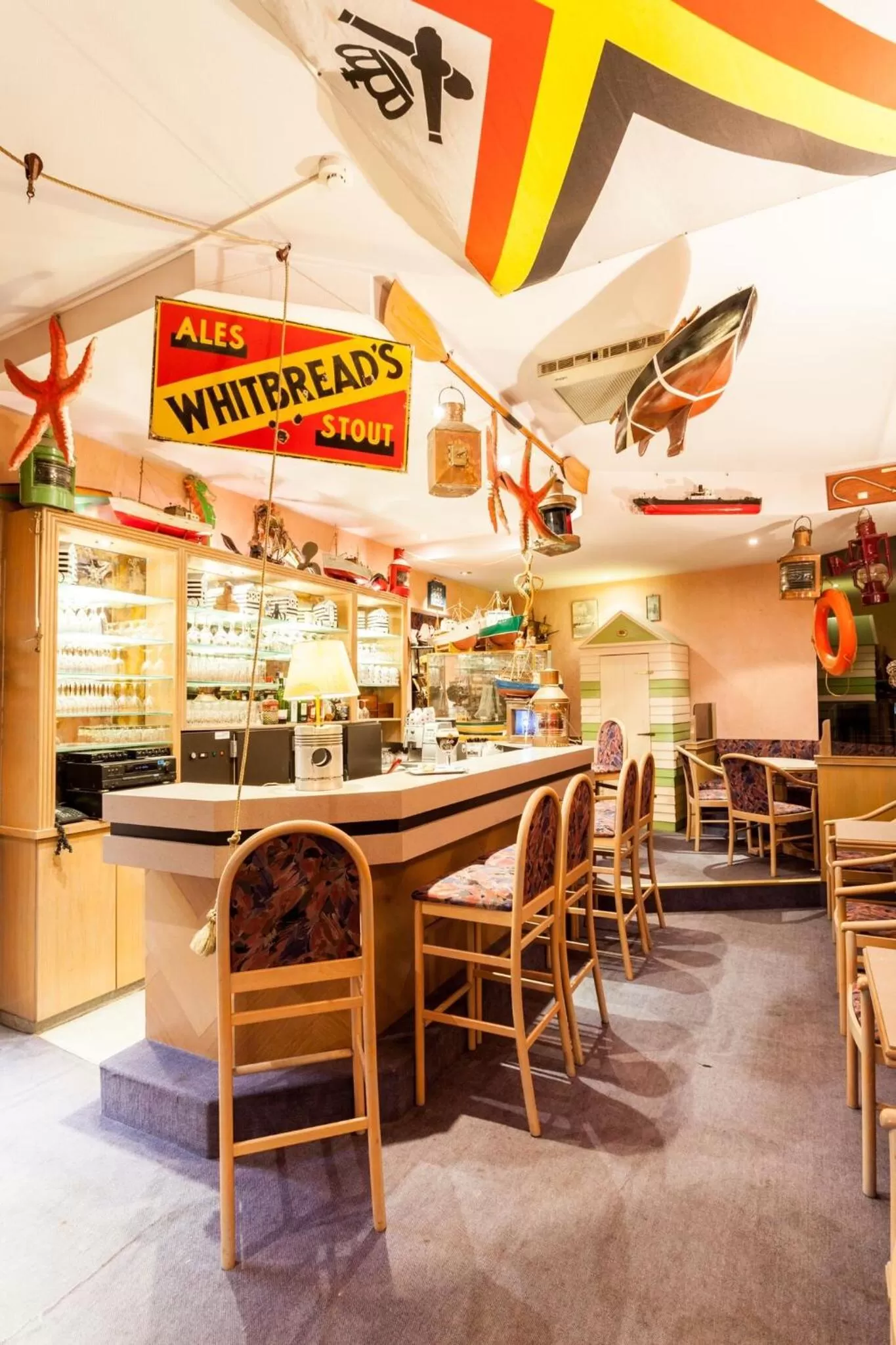 Lounge or bar in Avenue Hotel by F-Hotels