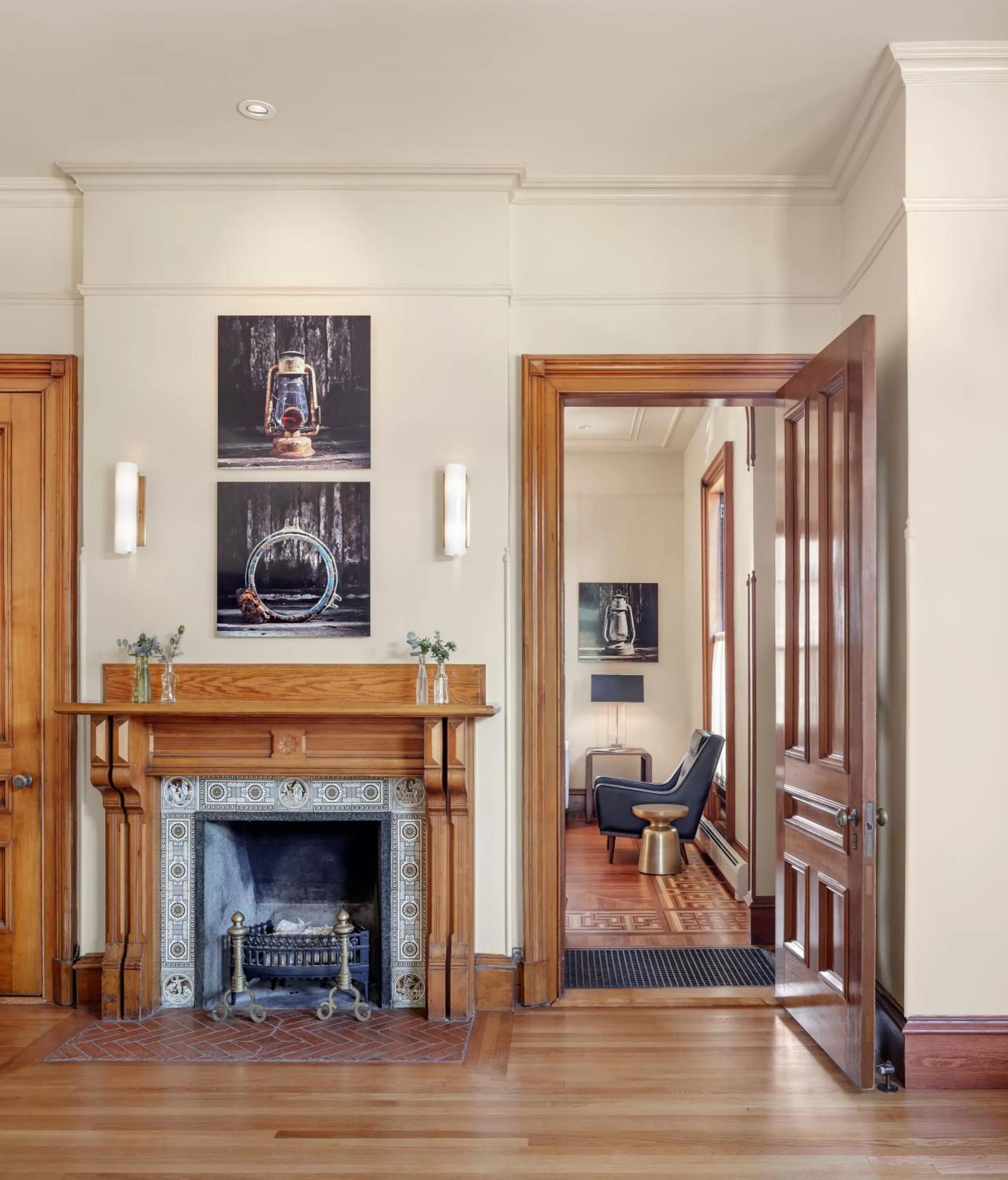 Communal lounge/ TV room in The Francis Hotel