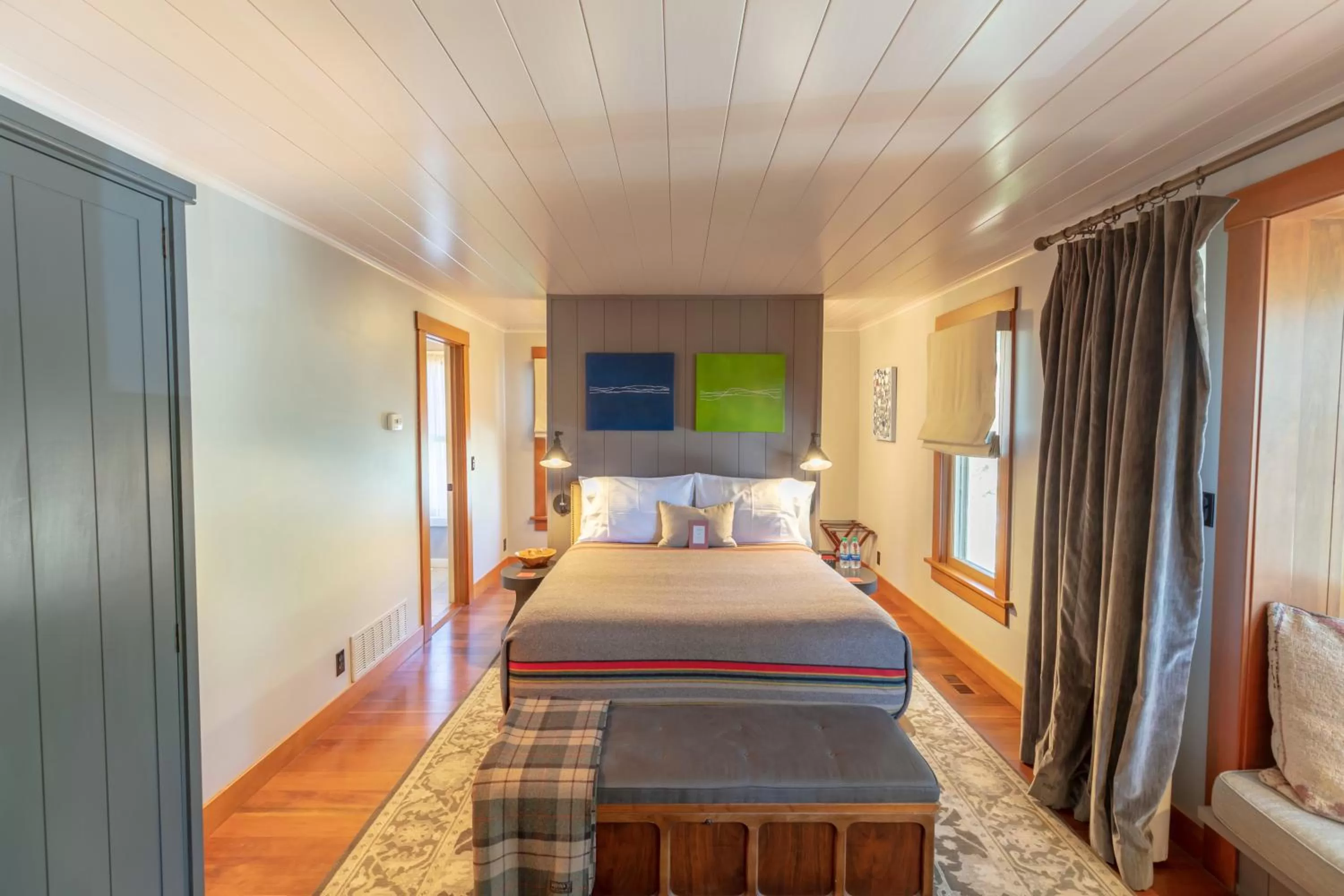 Photo of the whole room, Bed in The Outlook Lodge