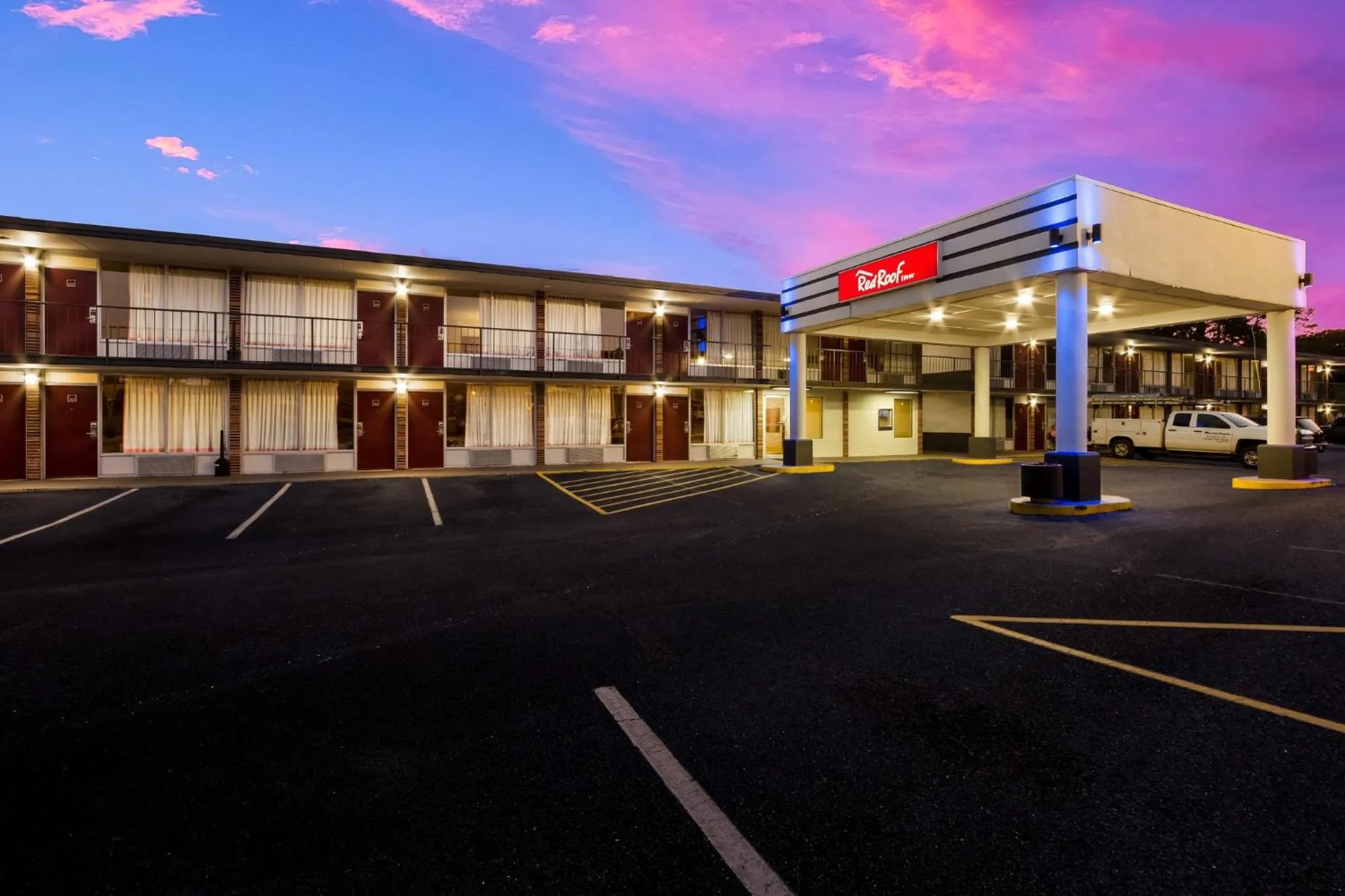 Property building in Red Roof Inn Columbia, SC Airport