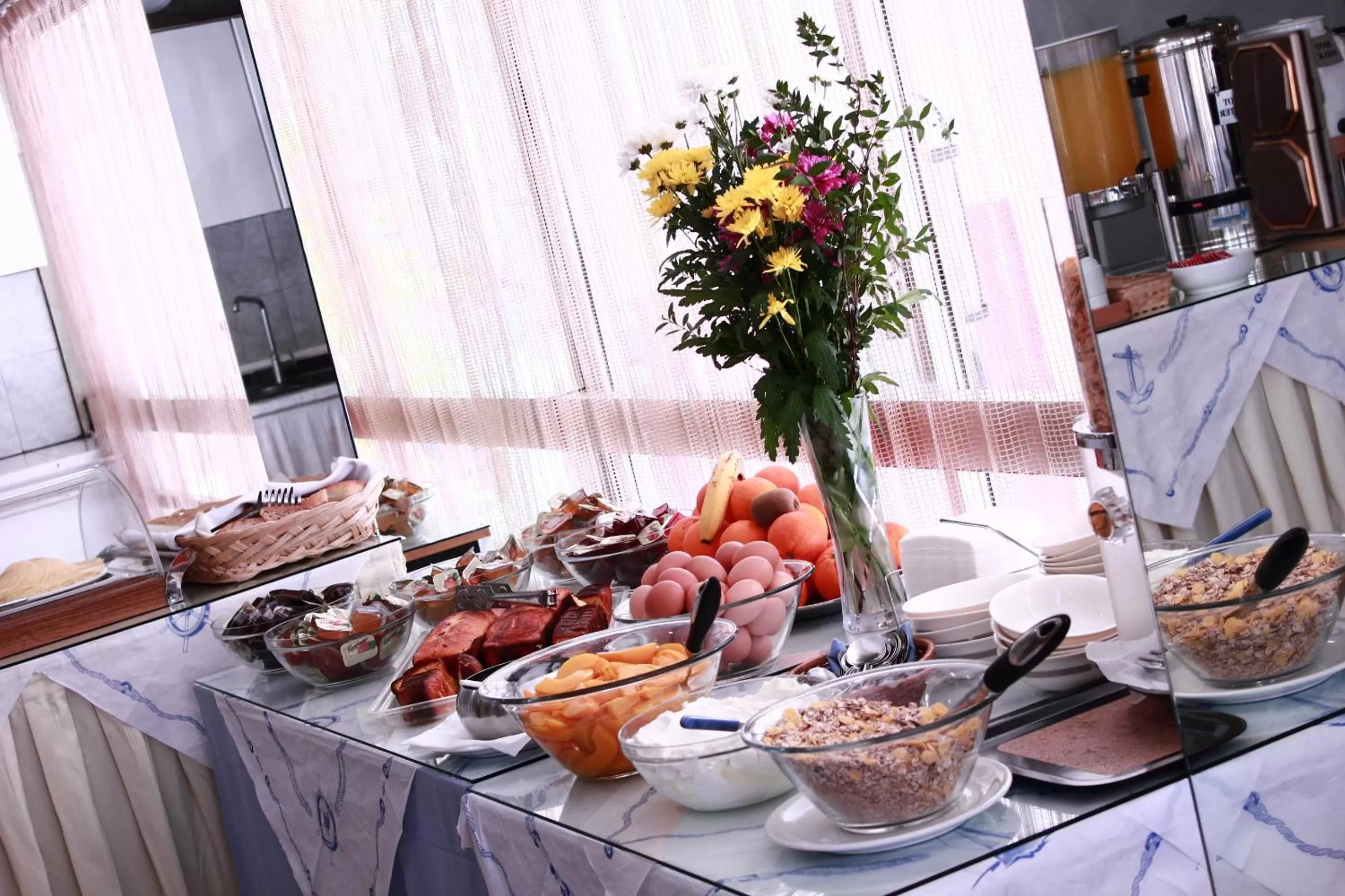 Restaurant/places to eat in Apollo Hotel