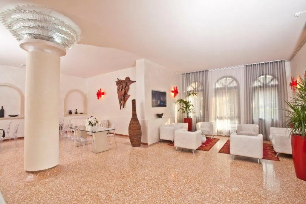 Communal lounge/ TV room in Momi's Hotel